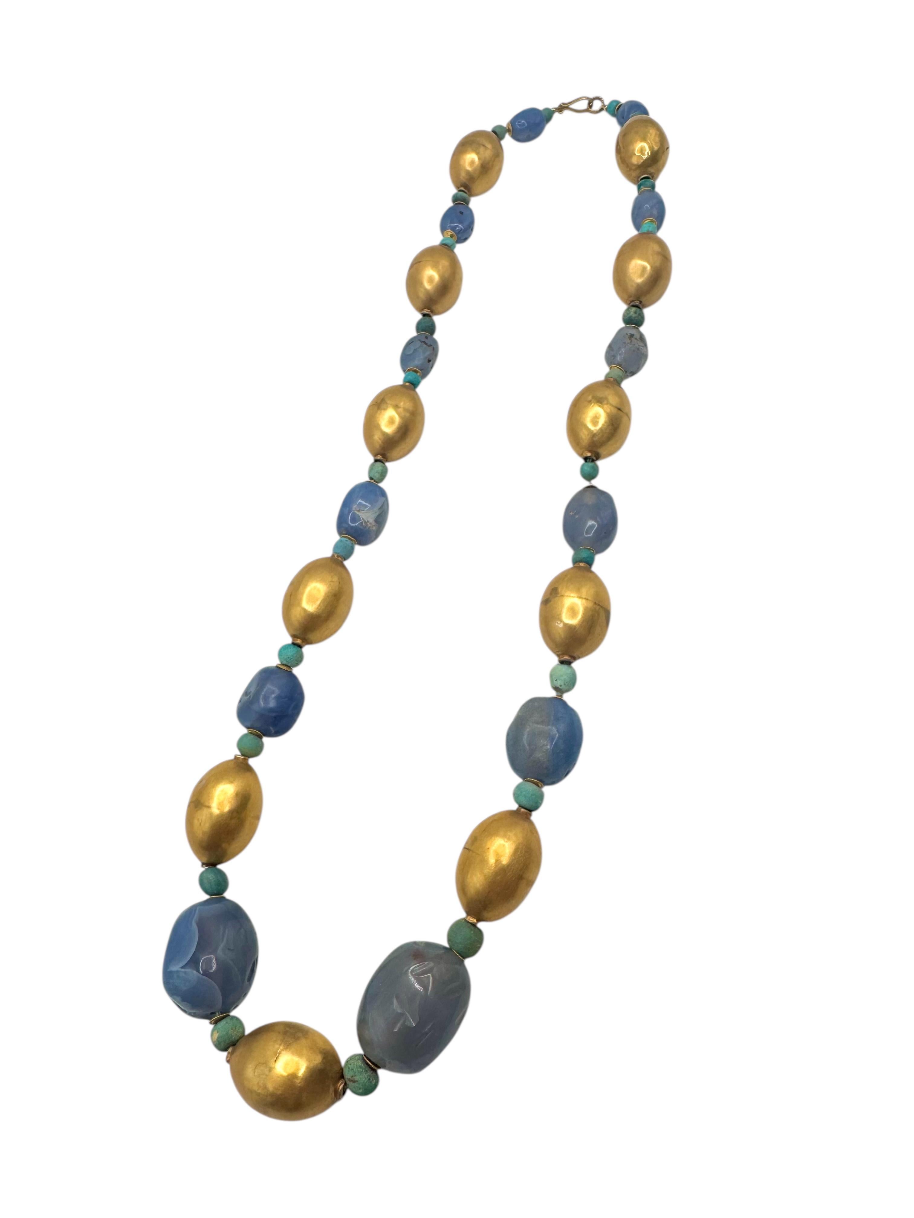 da uomo o donna Antica collana di perle in oro giallo 14K e calcedonio del X-VIII secolo a.C. in vendita