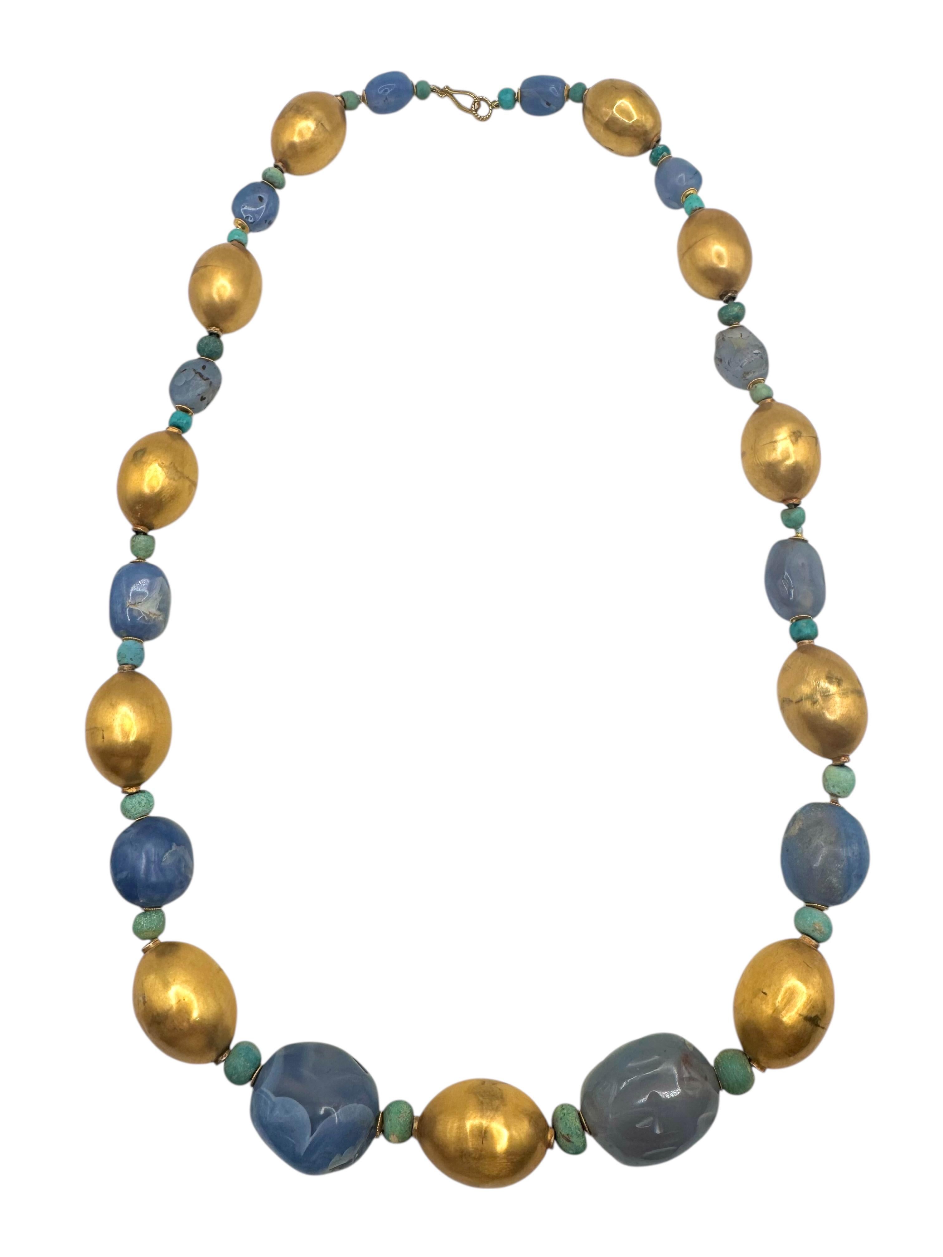 Antica collana di perle in oro giallo 14K e calcedonio del X-VIII secolo a.C. in vendita 1