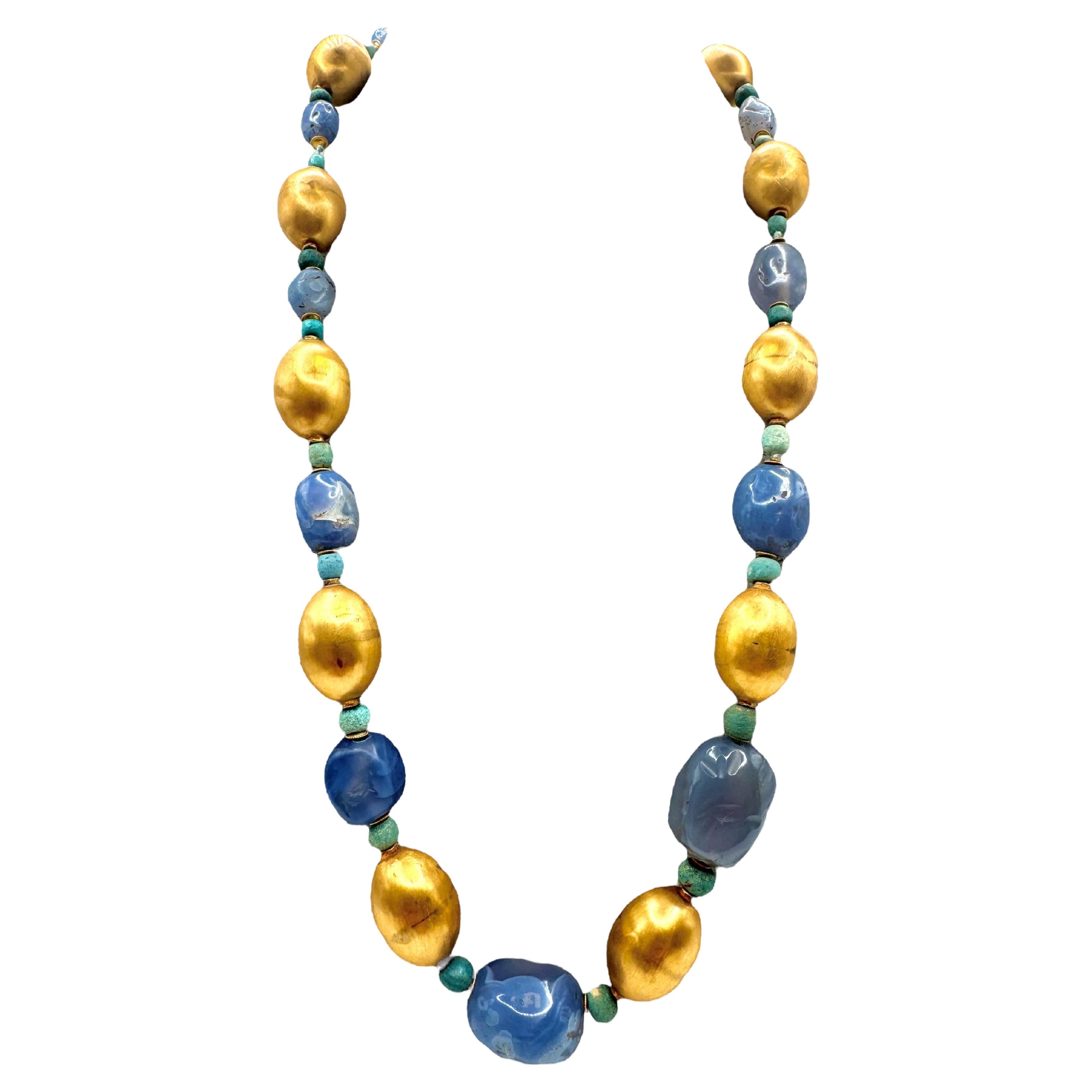 Antiguo collar de cuentas de oro amarillo de 14 quilates y calcedonia de los siglos X-VIII a.C.
