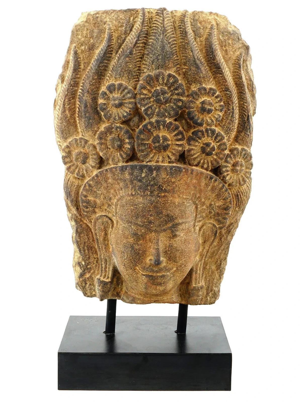 Un'antica testa di Apsara in pietra arenaria del periodo di Angkor Wat, XII secolo, dal 1100 al 1175 ADS, proveniente dalla Cambogia. Presenta un'incisione dettagliata del volto, dei capelli e del copricapo ornato da motivi floreali. Montato su un