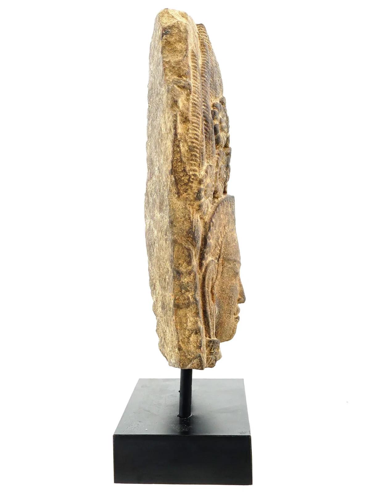 Fino al XVIII secolo Antica testa di Apsara in pietra arenaria del XII secolo con C.C. in vendita