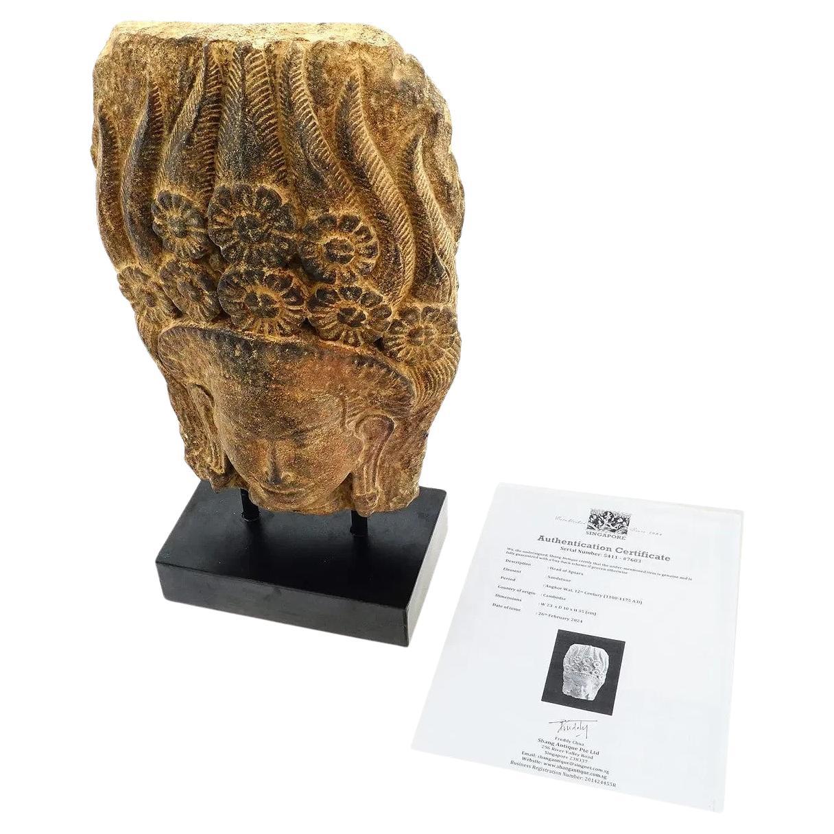 Antigua escultura de cabeza de Apsara en arenisca del siglo XII con COA