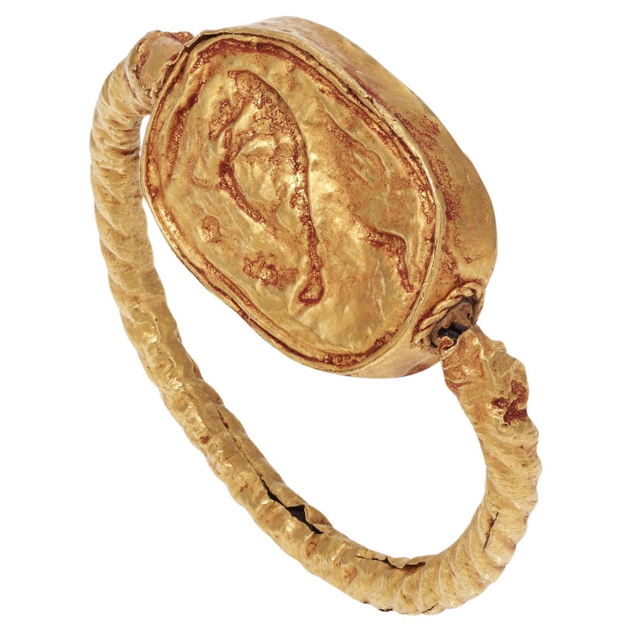Ein goldener Ring mit dem Skarabäus eines Stiers.
Etruskisch, 4.-5. Jahrhundert v. Chr.
Ring Größe 8
Der Skarabäus misst 2cm x 1,4cm x 1.2cm
Der Goldring ist original.