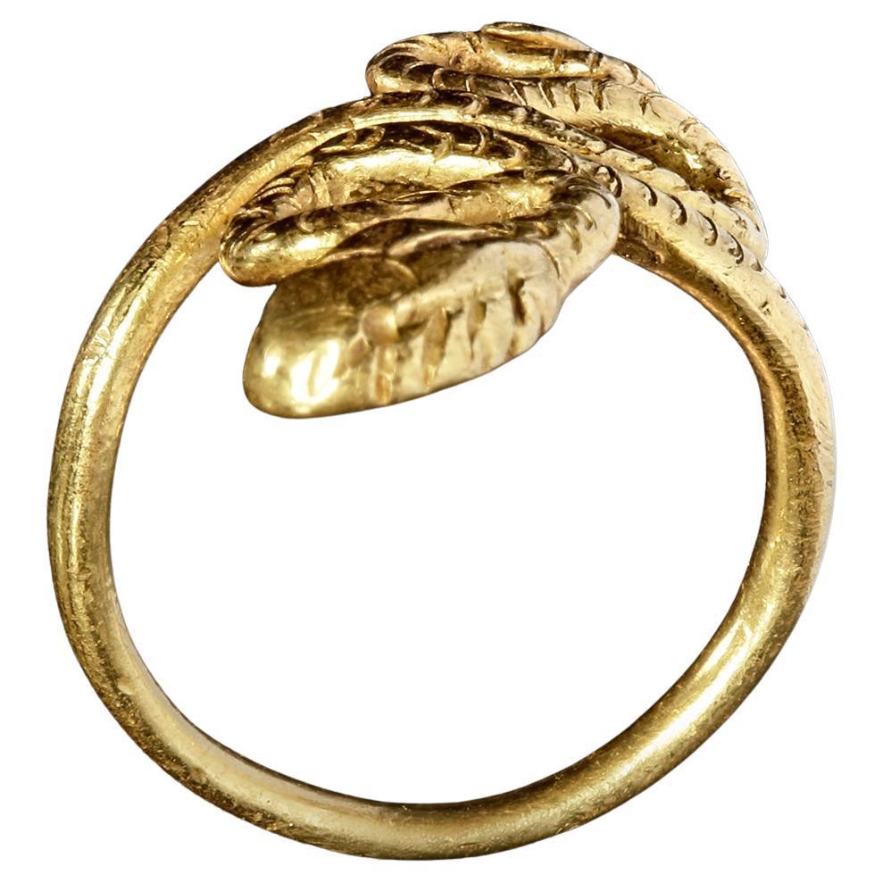 Antiguo anillo romano de oro de los siglos II a III d.C. El anillo de oro amarillo de 22 quilates con forma de serpiente reptante detallada 
Peso: 7,4 gr.
Talla 8