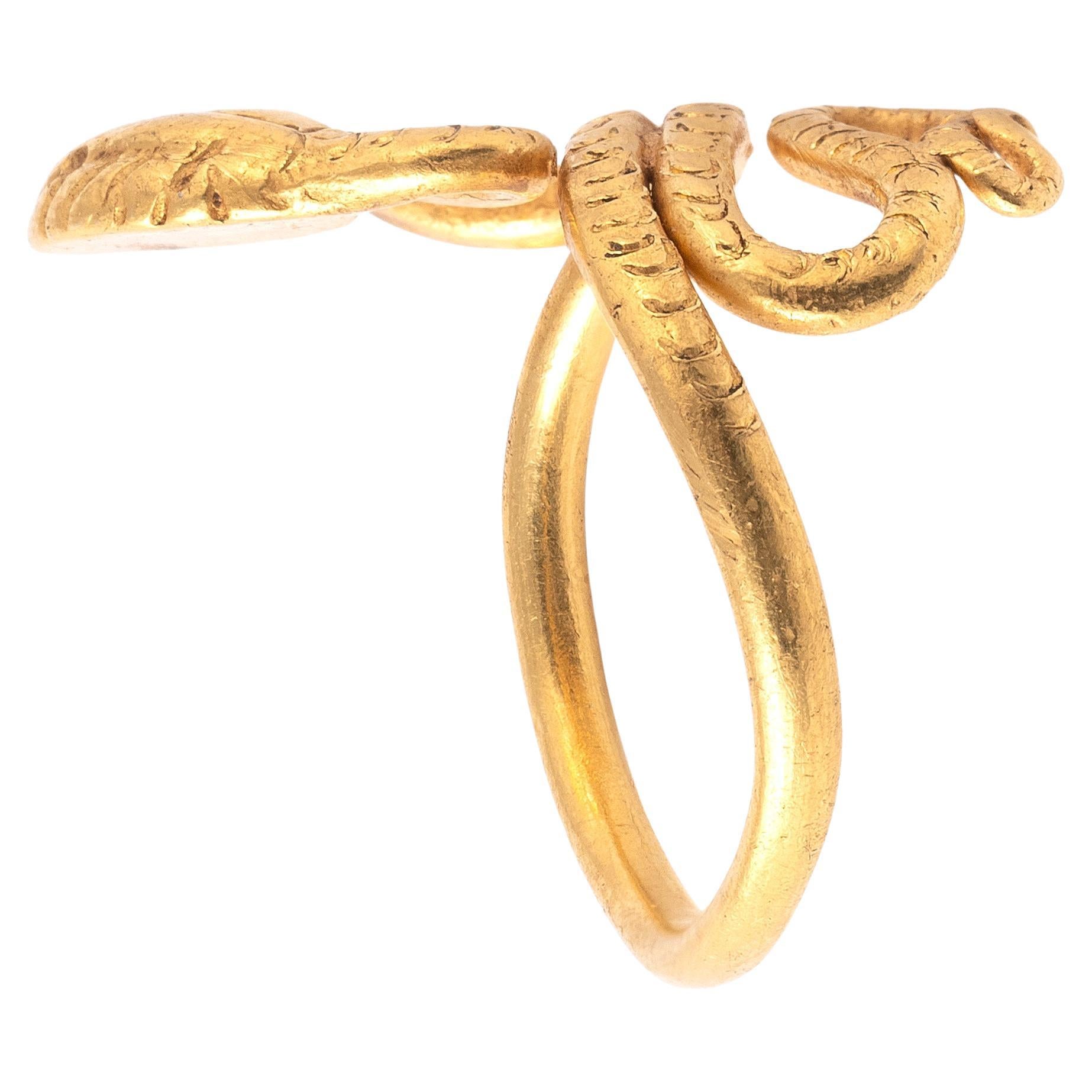 Antico anello romano in oro del II-III secolo d.C. L'anello in oro giallo 22kt a forma di serpente strisciante dettagliato 
Peso: 7,4 gr.
Taglia 8