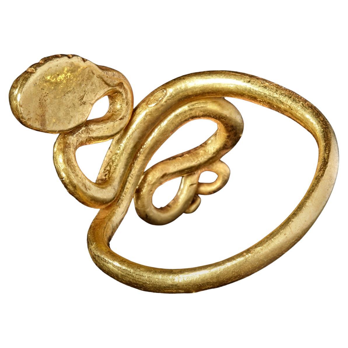 Antiguo anillo de serpiente romano de oro amarillo de 22 quilates de los siglos II a III d.C. Romano clásico en venta
