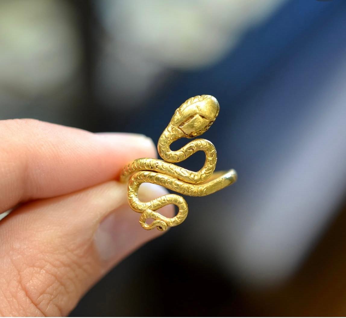 da uomo o donna Antico anello romano a forma di serpente in oro giallo 22kt dal 2° al 3° secolo d.C. in vendita