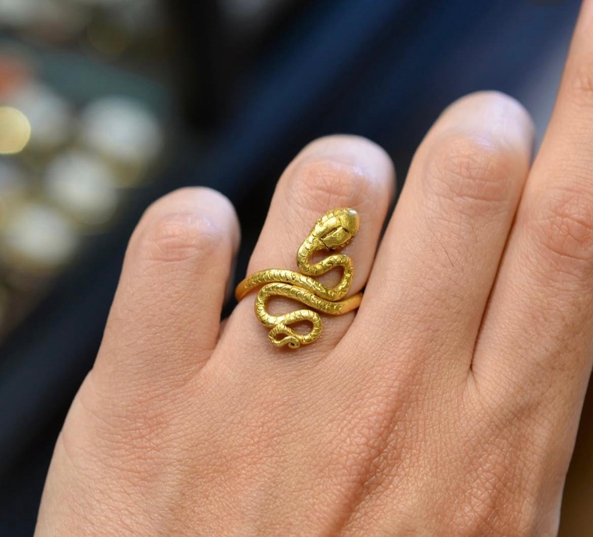Antico anello romano a forma di serpente in oro giallo 22kt dal 2° al 3° secolo d.C. in vendita 1