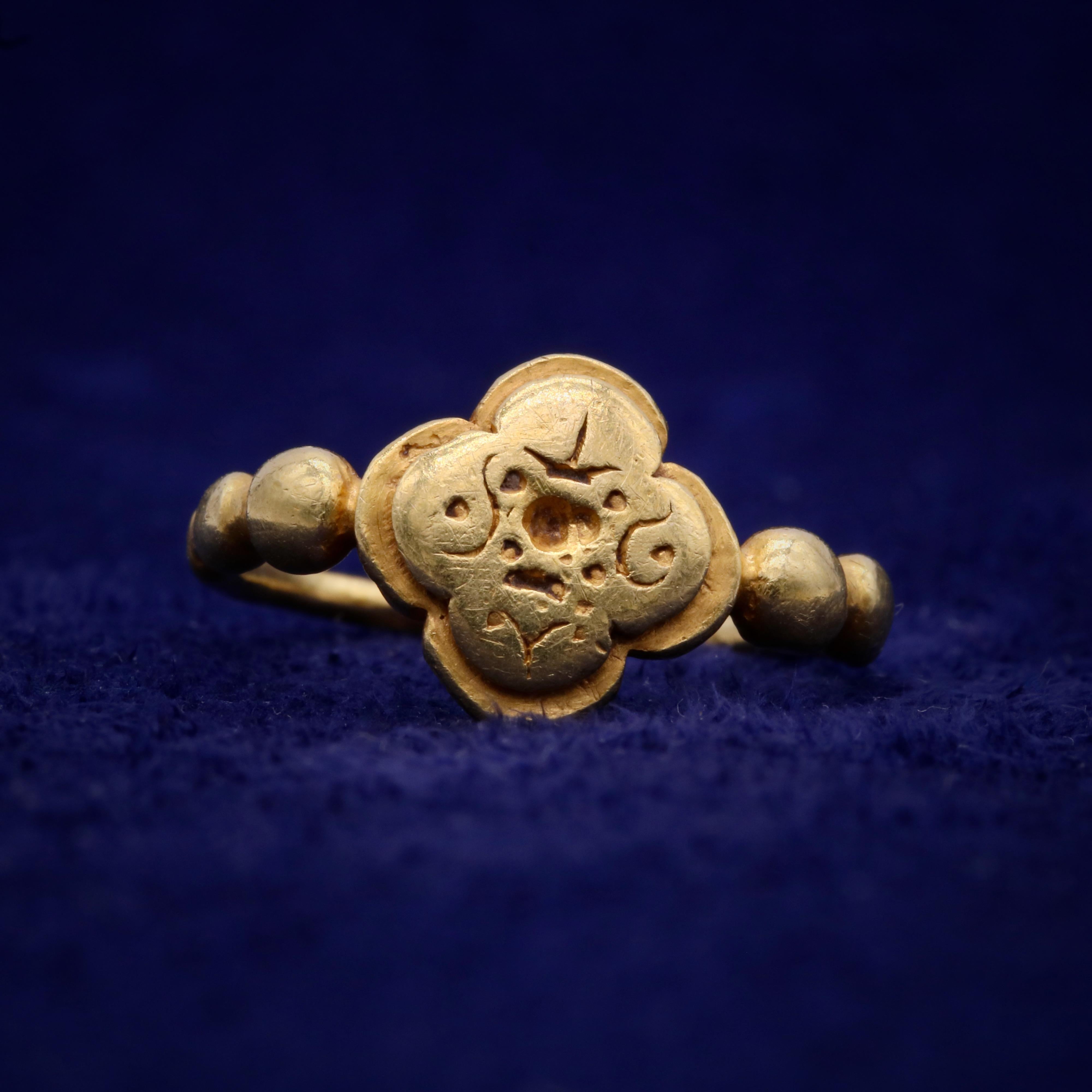 Ancient 9th or 10th Century 22K Yellow Gold Javanese Sri Ring In Good Condition For Sale In Staines-Upon-Thames, GB