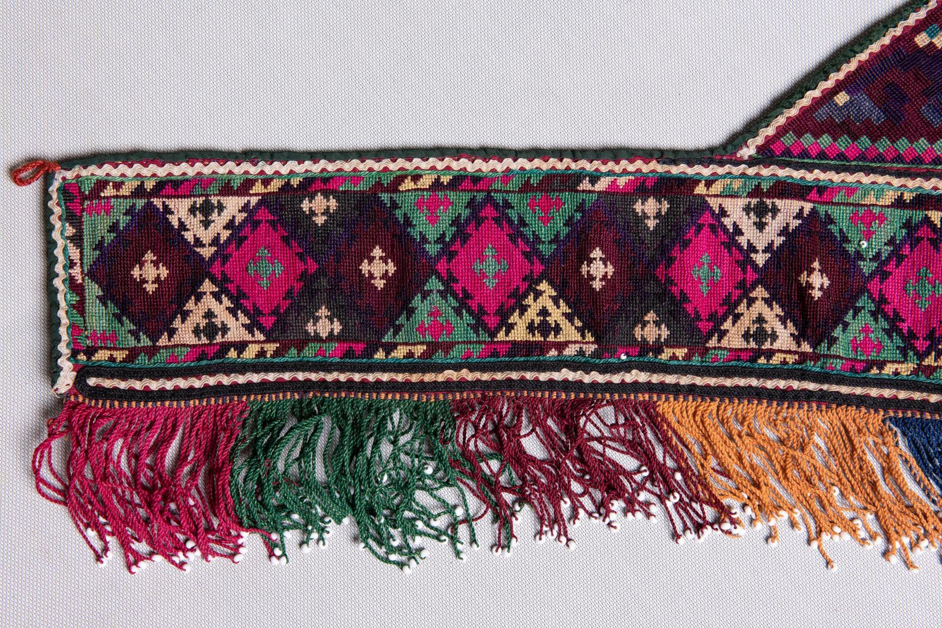 Antike afghanische Stickerei (Handgewebt) im Angebot