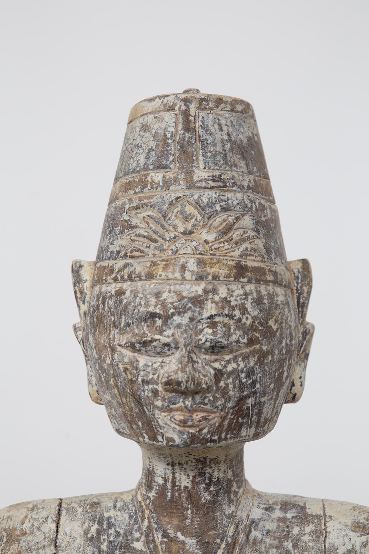 Au cœur de Bali, au milieu des paysages tropicaux luxuriants et des murmures des traditions anciennes, se dresse une statue de bois envoûtante qui raconte une histoire de dévotion et de sérénité. Cette œuvre d'art exquise, entièrement sculptée dans