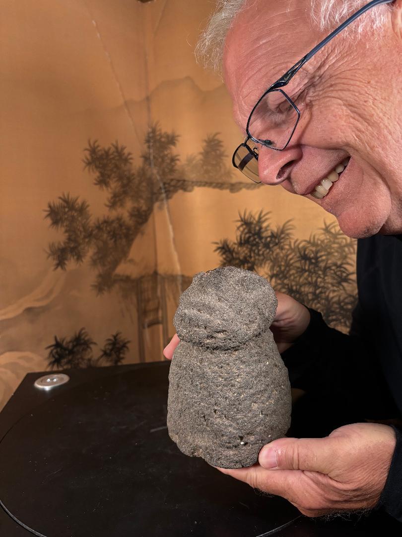 Early American Pre-Historic Human Effigy Stone Star Gazer, Hohokam culture

All stone carvings from America's Prehistoric southwest are scarce. The majority of known carved stones come from the Mimbres, Hohokam or Casas cultures. So examples of this
