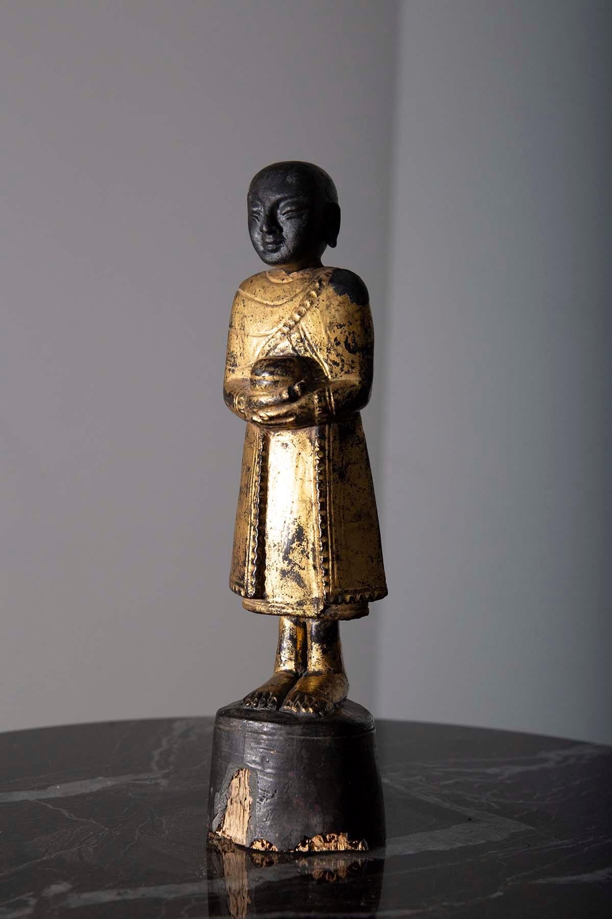 Anglo-Indian Ancient and rare Burmese water-bearing Buddha, 19th century For Sale