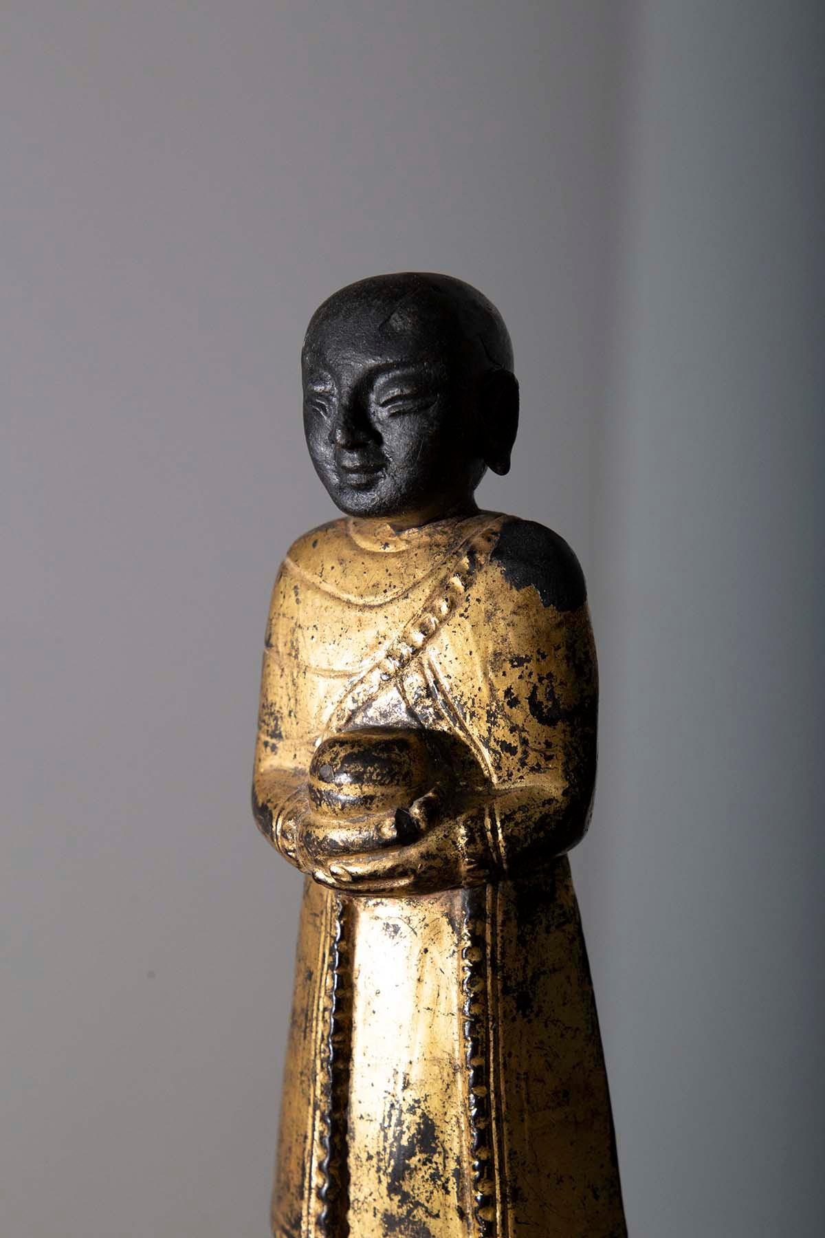 Ancient and rare Burmese water-bearing Buddha, 19th century In Good Condition For Sale In Milano, IT