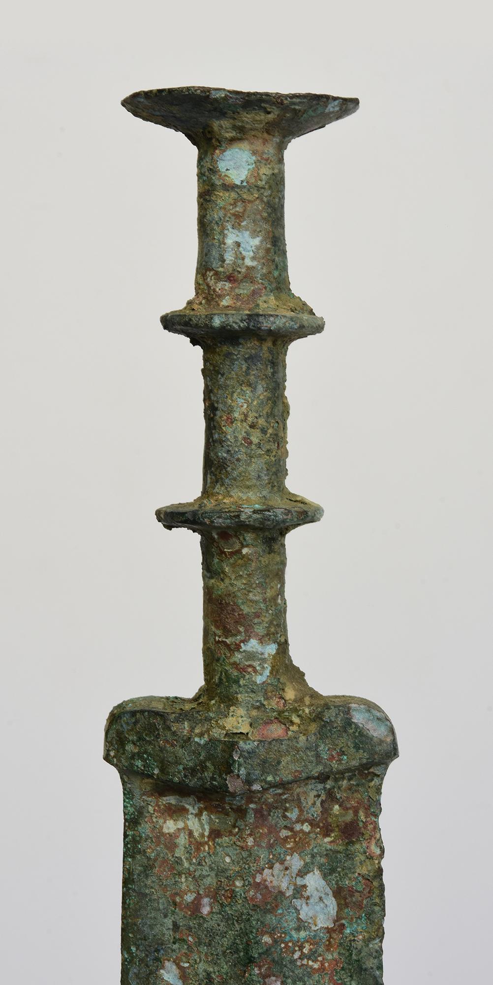 Ancient Chinese bronze sword with nice green patina.

Age: China, Eastern Zhou Dynasty, 771 - 221 B.C.
Size of sword only: Length 56 C.M. / Width 4.5 C.M. / Thickness 2 C.M.
Height including stand: 72.7 C.M.
Condition: Nice condition overall (some