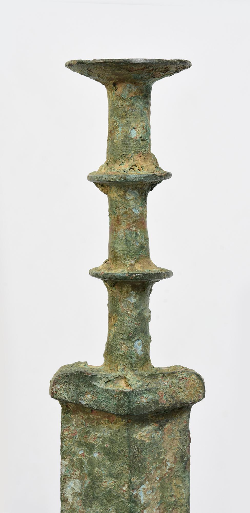 Altes chinesisches Bronzeschwert mit schöner grüner Patina.

Alter: China, Östliche Zhou-Dynastie, 771 - 221 v. Chr.
Größe nur des Schwertes: Länge 56.3 C.M. / Breite 4.8 C.M. / Dicke 3.7 C.M.
Höhe mit Ständer: 53.7 C.M.
Zustand: Insgesamt guter