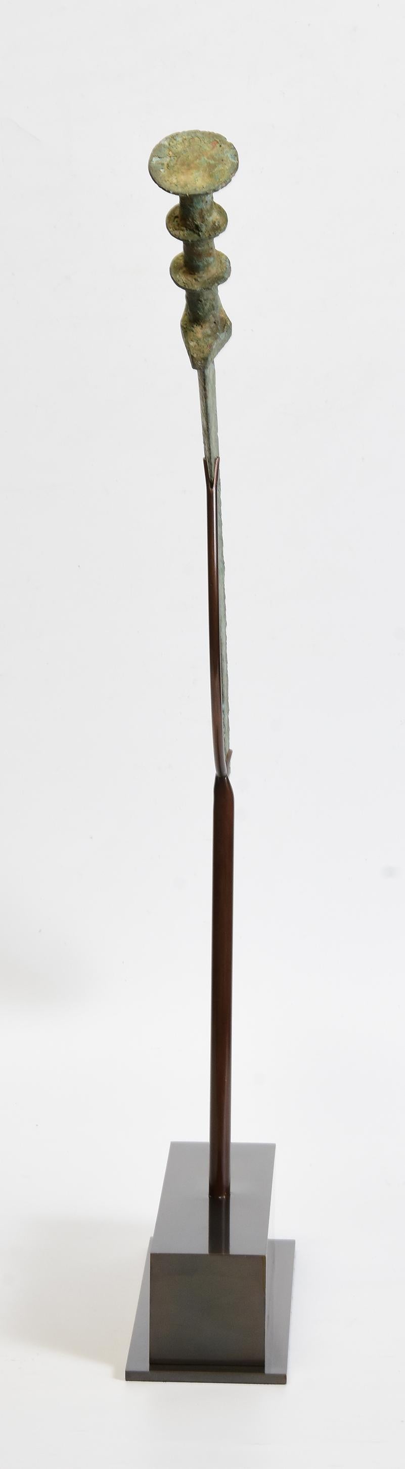 Antike chinesische Ost Zhou Bronze Schwert / Messer / Dolch mit Stand (18. Jahrhundert und früher) im Angebot