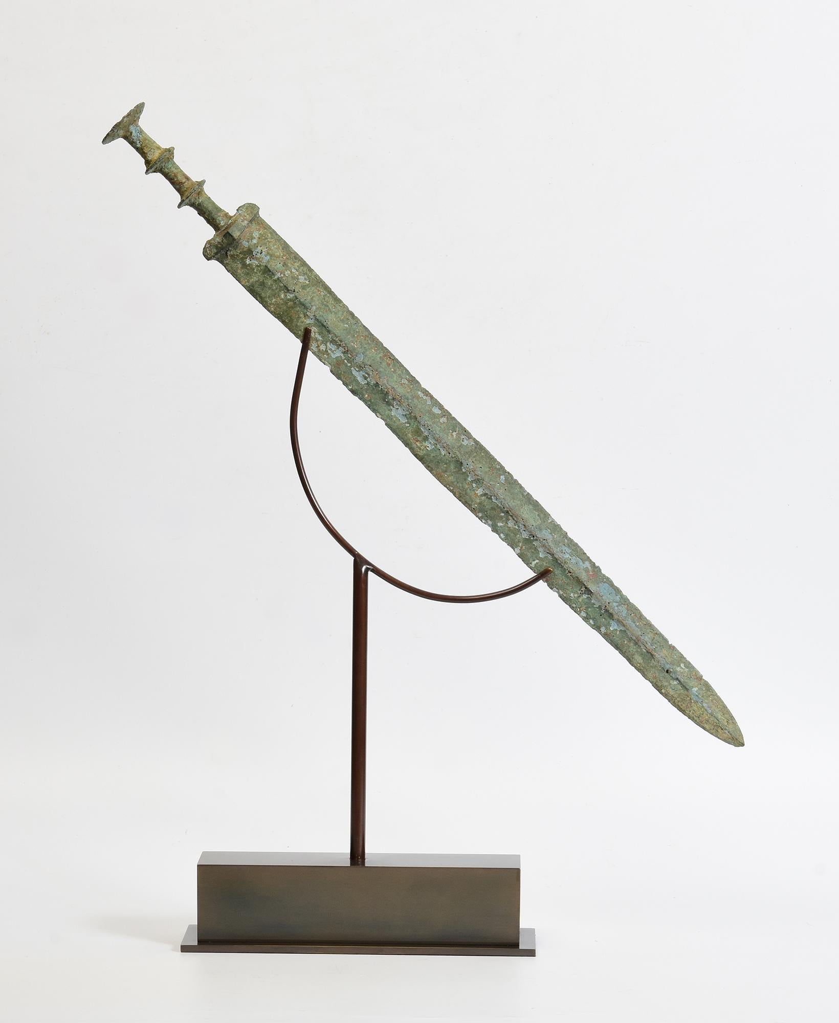 Antike chinesische Ost Zhou Bronze Schwert / Messer / Dolch mit Stand im Angebot 2