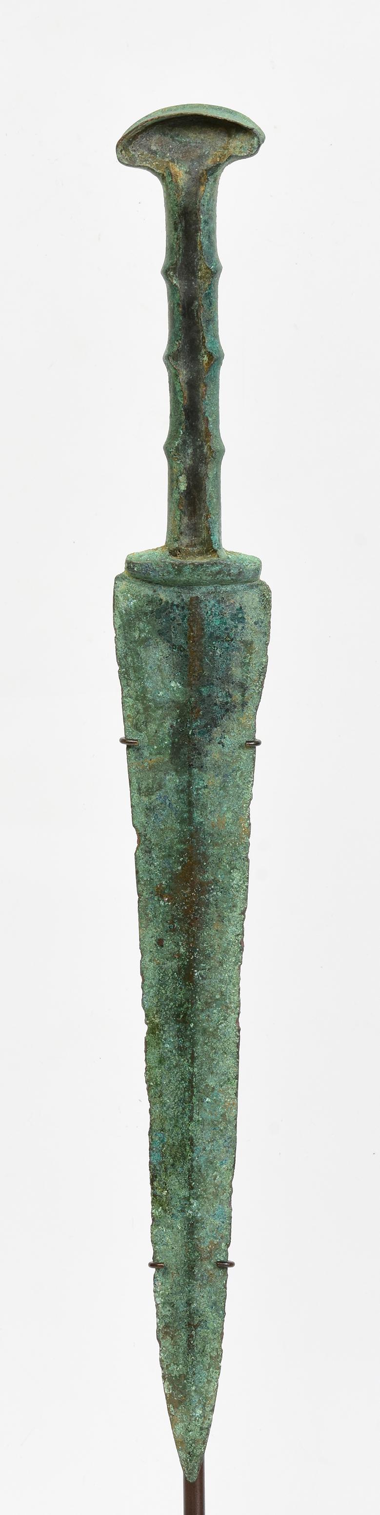Antike Luristan Bronze Kurzschwert mit grüner Patina.

Luristan-Bronze stammt aus der Provinz Lorestan, einer Region im heutigen Westiran im Zagros-Gebirge. Mit ihrer reichen und langen Geschichte ist die luristanische Kultur für ihre faszinierenden