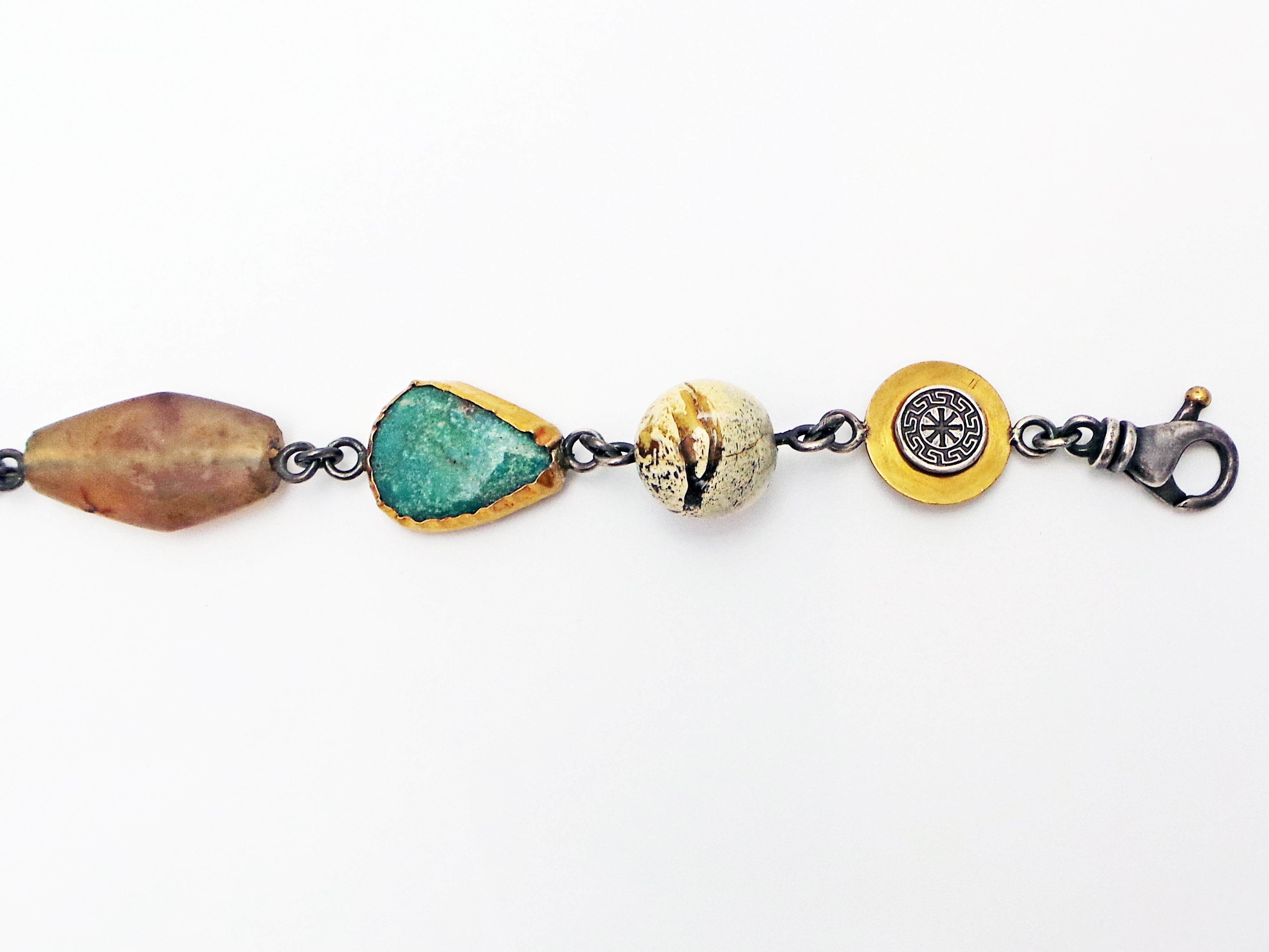 Collier de Bohême composé d'une ancienne pièce de bronze byzantine, de perles de cornaline, d'agate et de calcédoine, d'une pointe de flèche en pierre, d'une turquoise Kings Manassa (provenant d'une mine fermée du Colorado, États-Unis), d'une perle