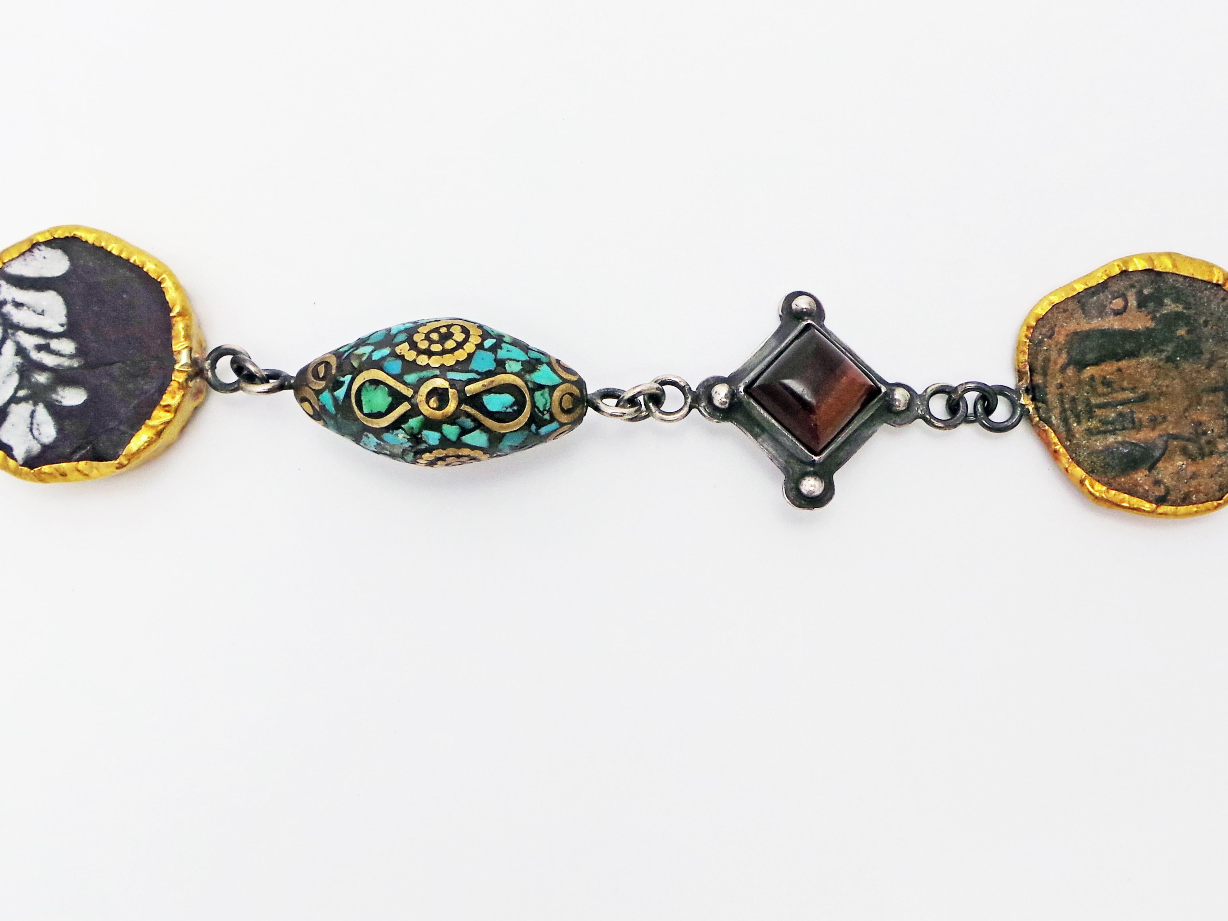Böhmische Halskette aus antiken Artefakten, Münze, Fossil, Türkis und Karneol (Zeitgenössisch) im Angebot