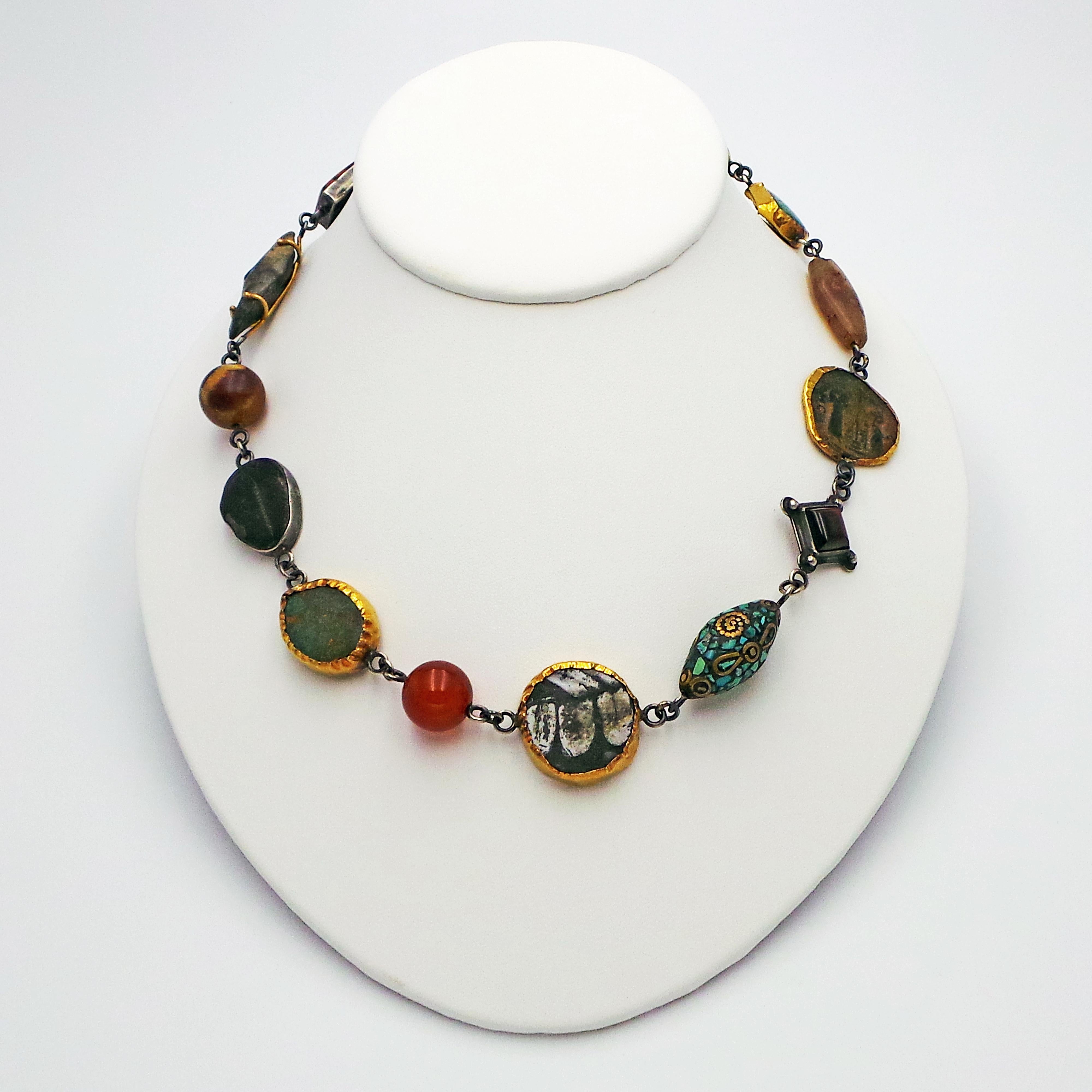 Böhmische Halskette aus antiken Artefakten, Münze, Fossil, Türkis und Karneol Damen im Angebot