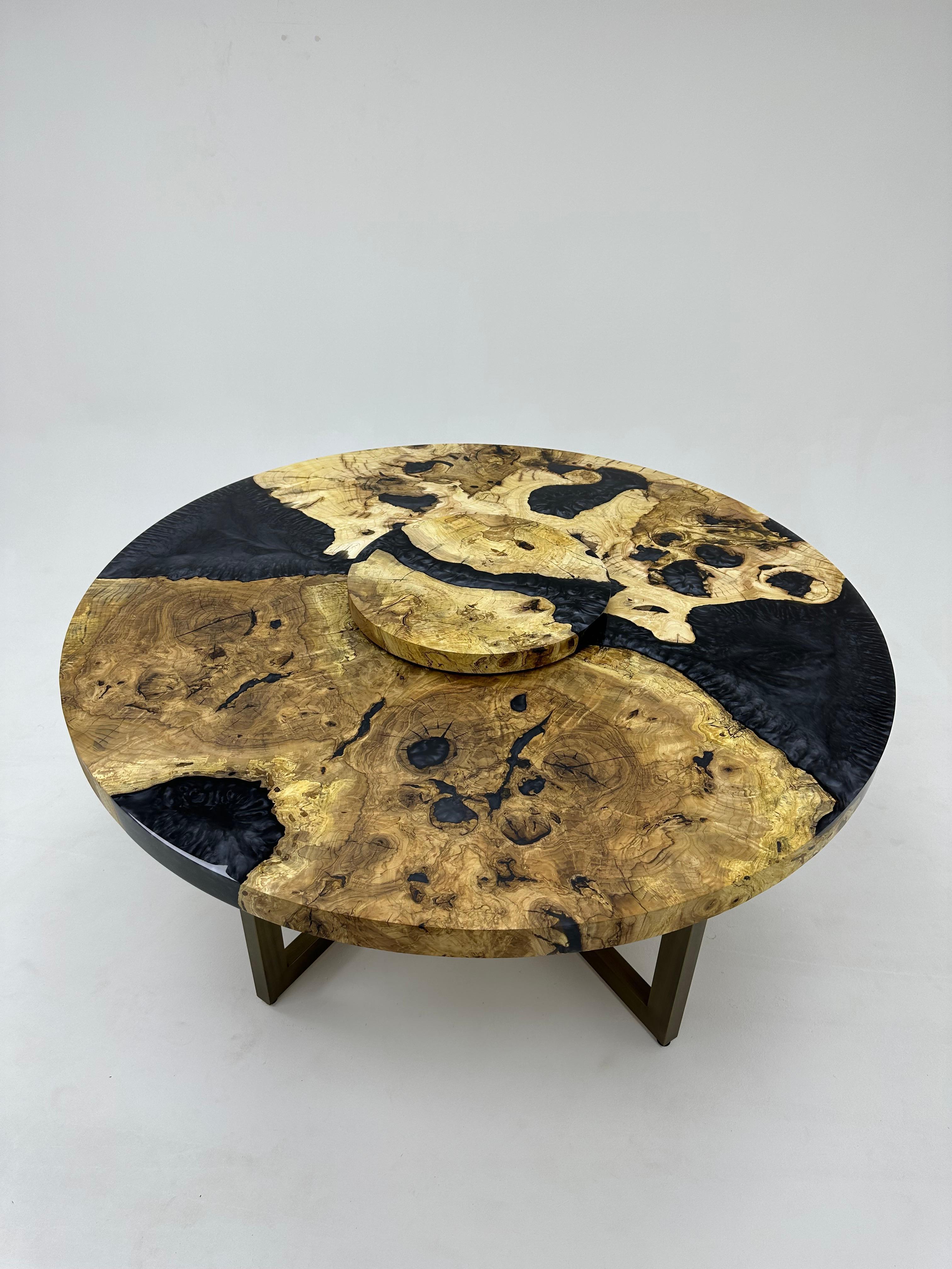 Arts and Crafts Table ronde en bois de frêne ancien en résine époxy en vente