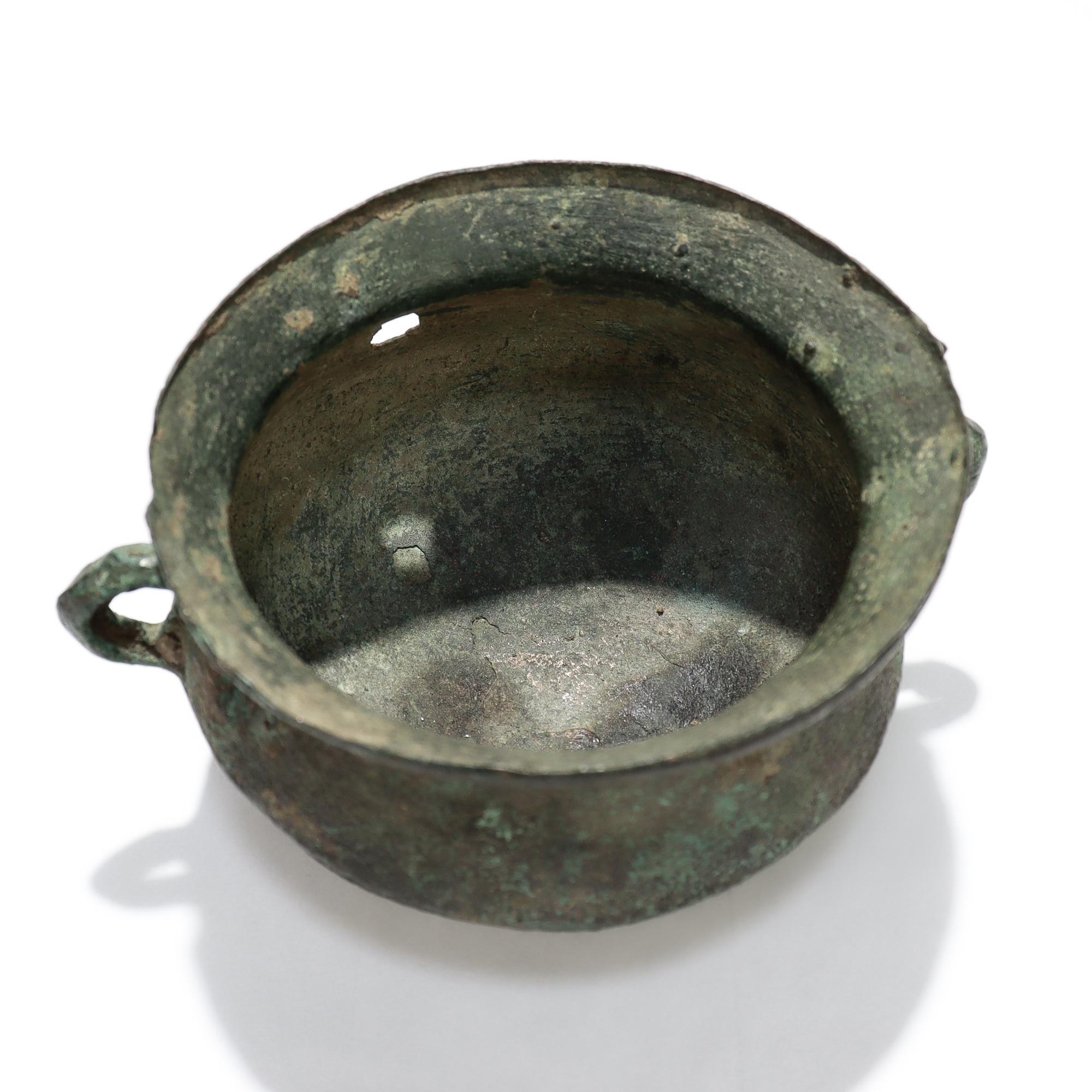 Ancien bol ou pot asiatique en bronze à deux anses en vente 4