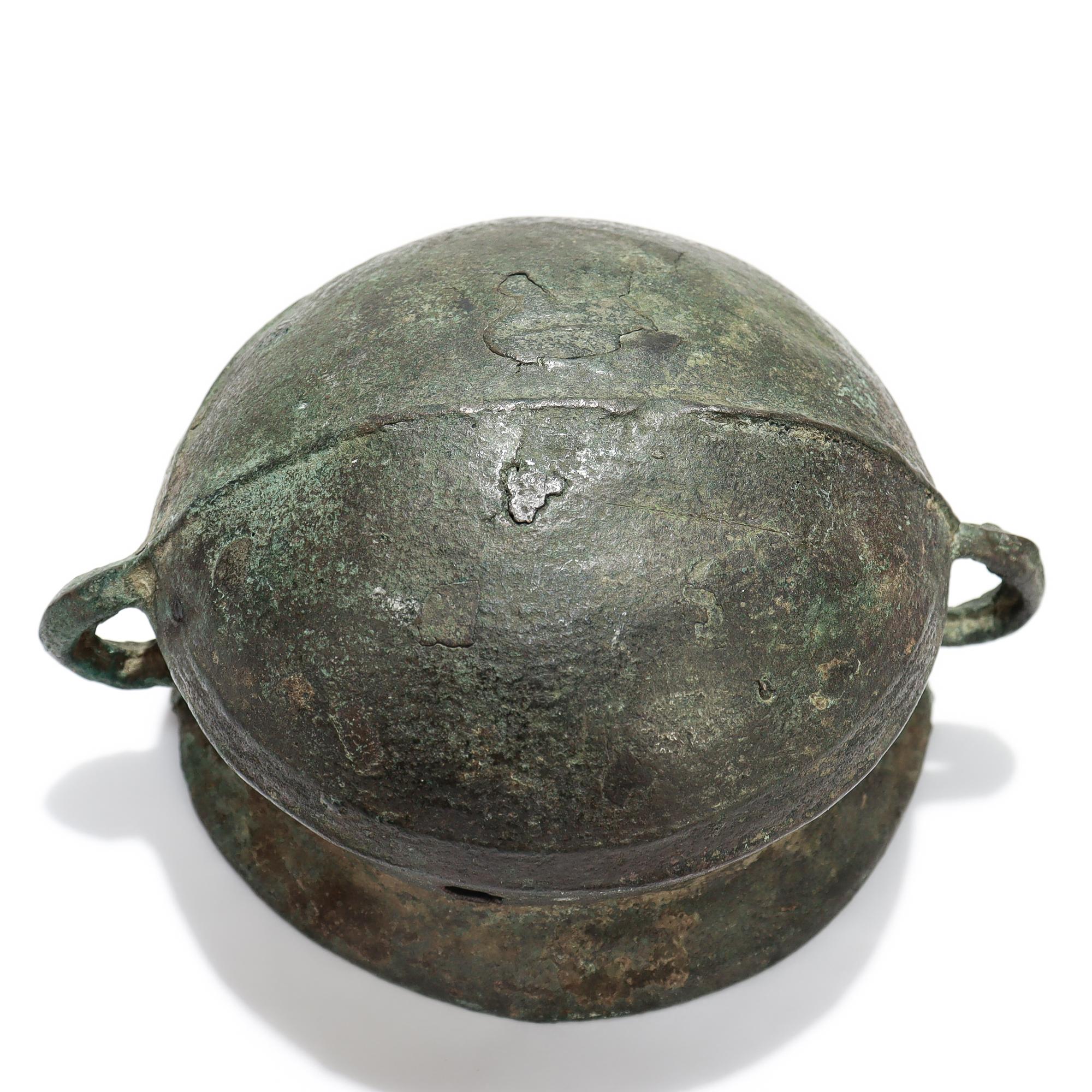 Ancien bol ou pot asiatique en bronze à deux anses en vente 5