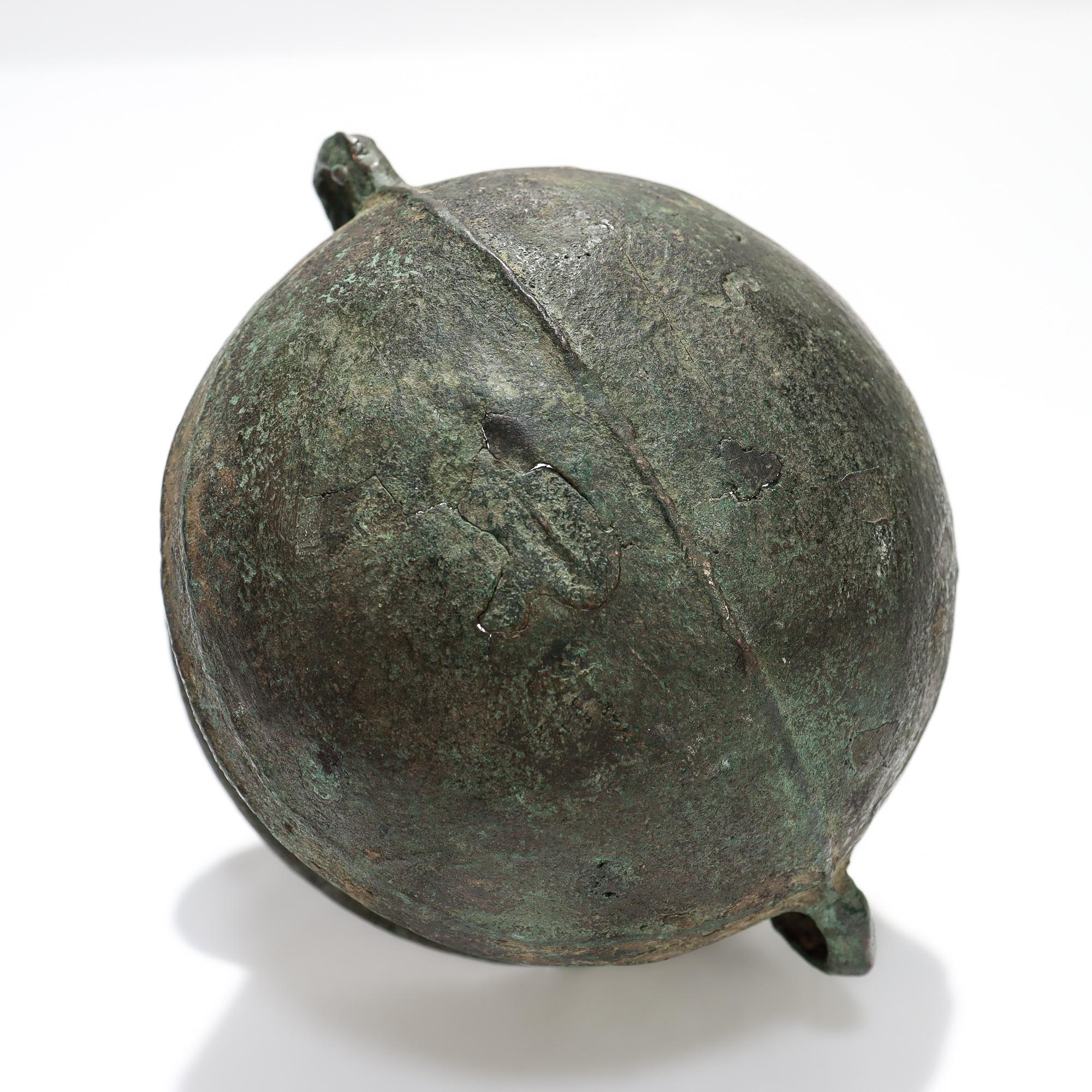 Ancien bol ou pot asiatique en bronze à deux anses en vente 8