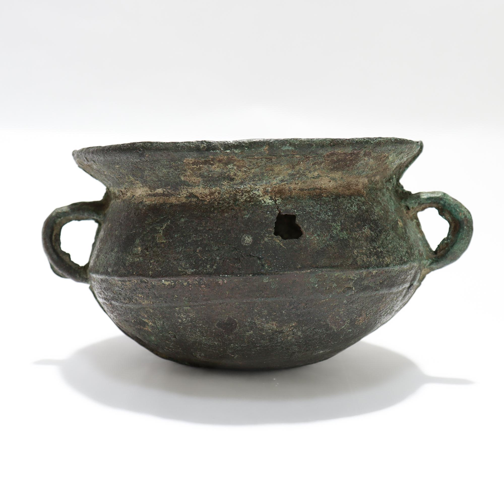 Un beau pot en bronze ancien.

Avec deux petites poignées en boucle de chaque côté.

Probablement Asie centrale et méridionale, peut-être Gandharan ou Bactrian.

Tout simplement un magnifique morceau de bronze ancien !

Date : 
15e siècle ou