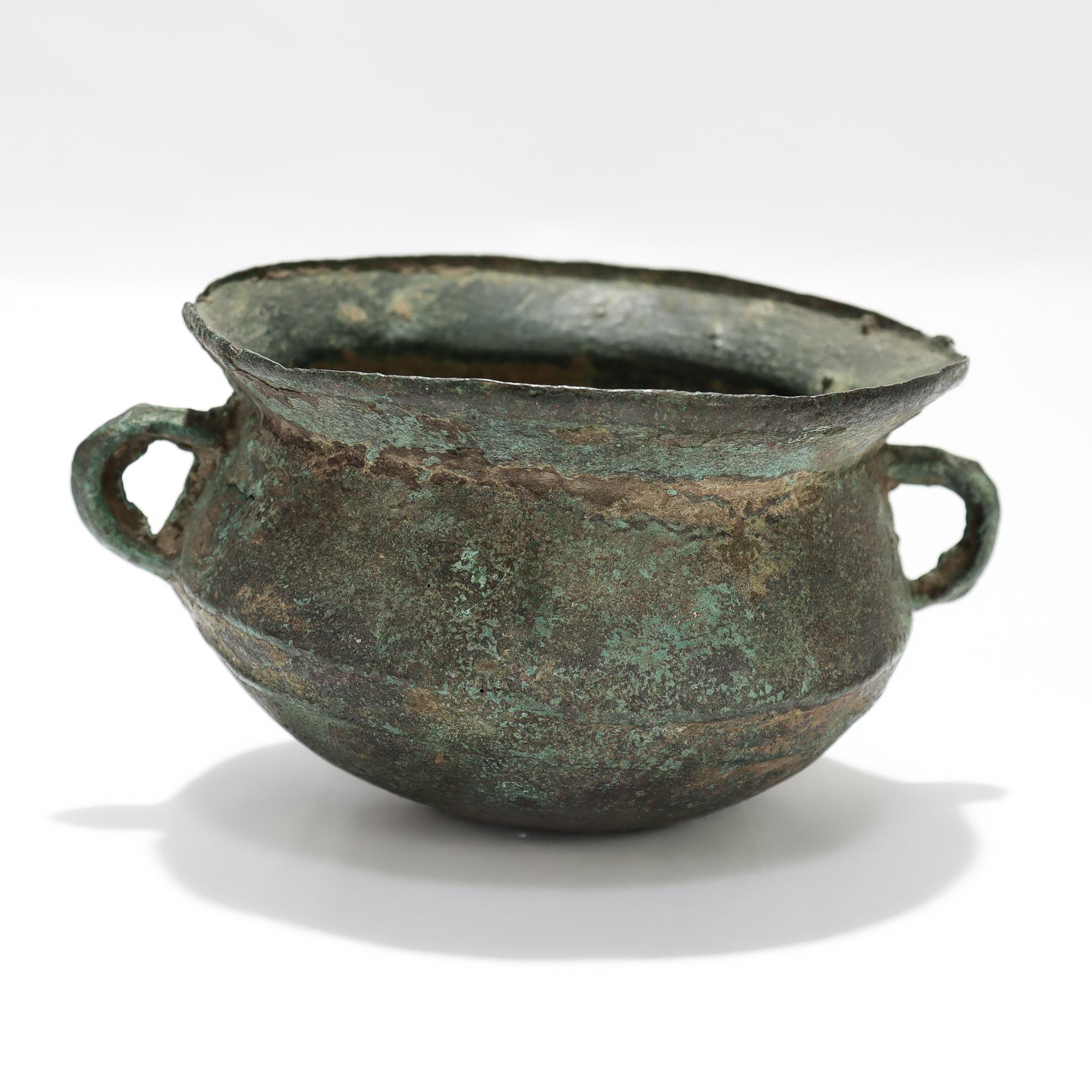 Ancien bol ou pot asiatique en bronze à deux anses État moyen - En vente à Philadelphia, PA