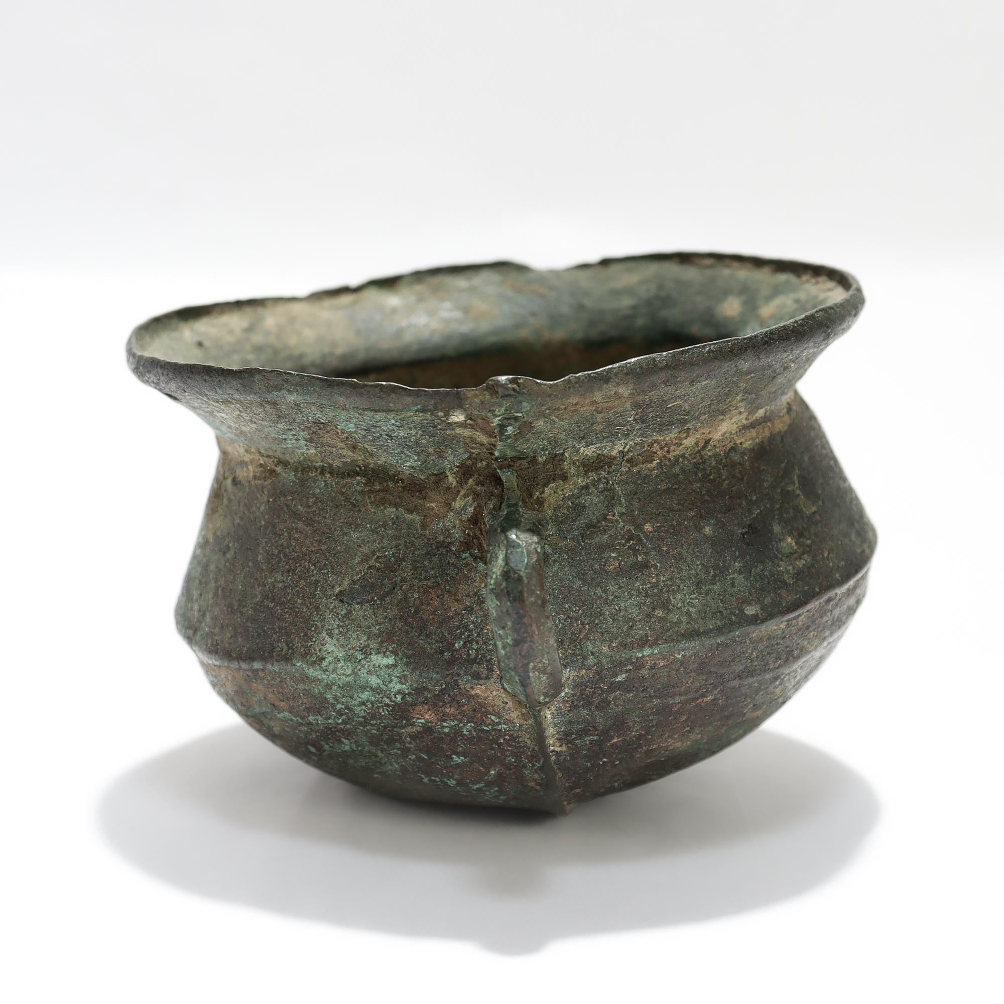 XVIIIe siècle et antérieur Ancien bol ou pot asiatique en bronze à deux anses en vente