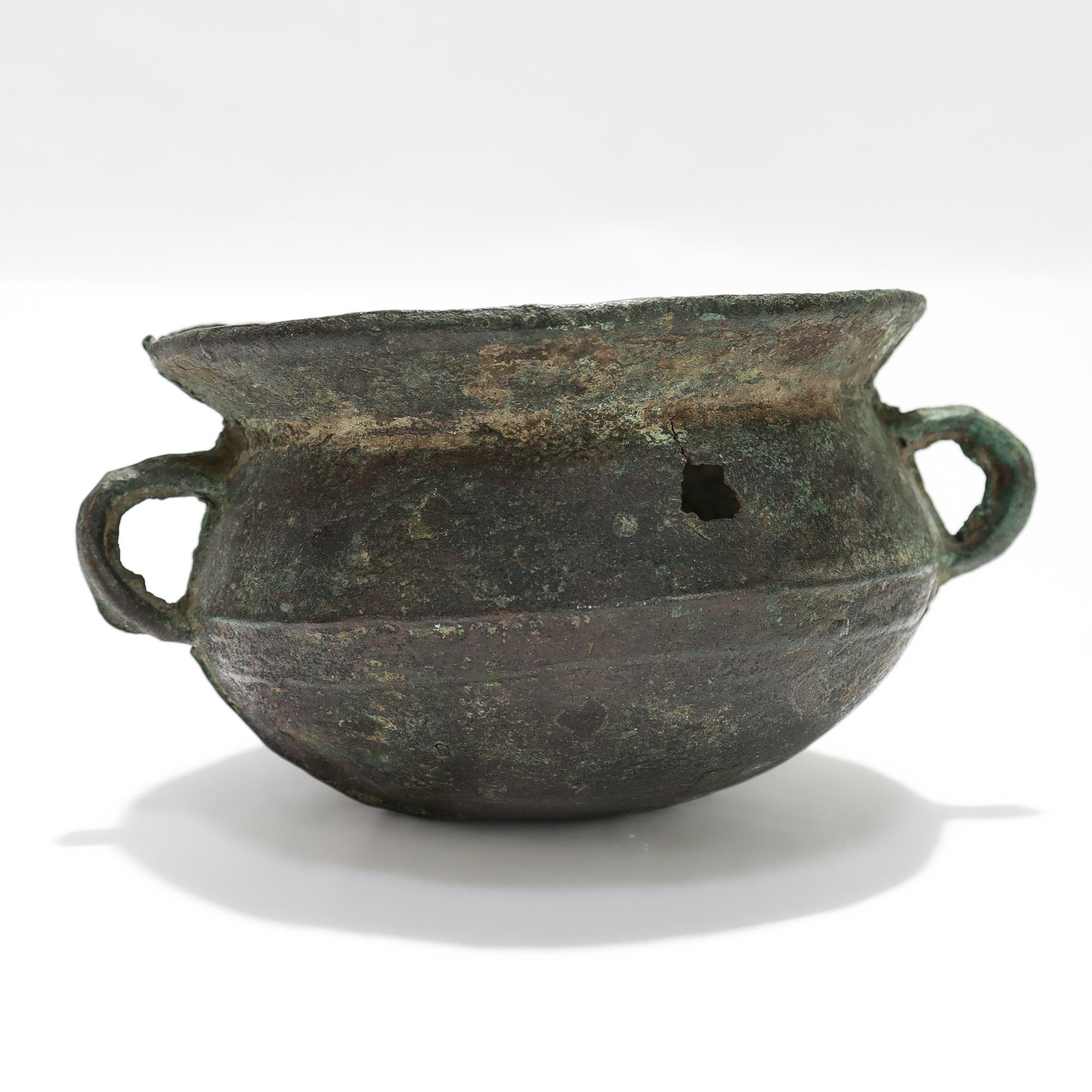 Bronze Ancien bol ou pot asiatique en bronze à deux anses en vente