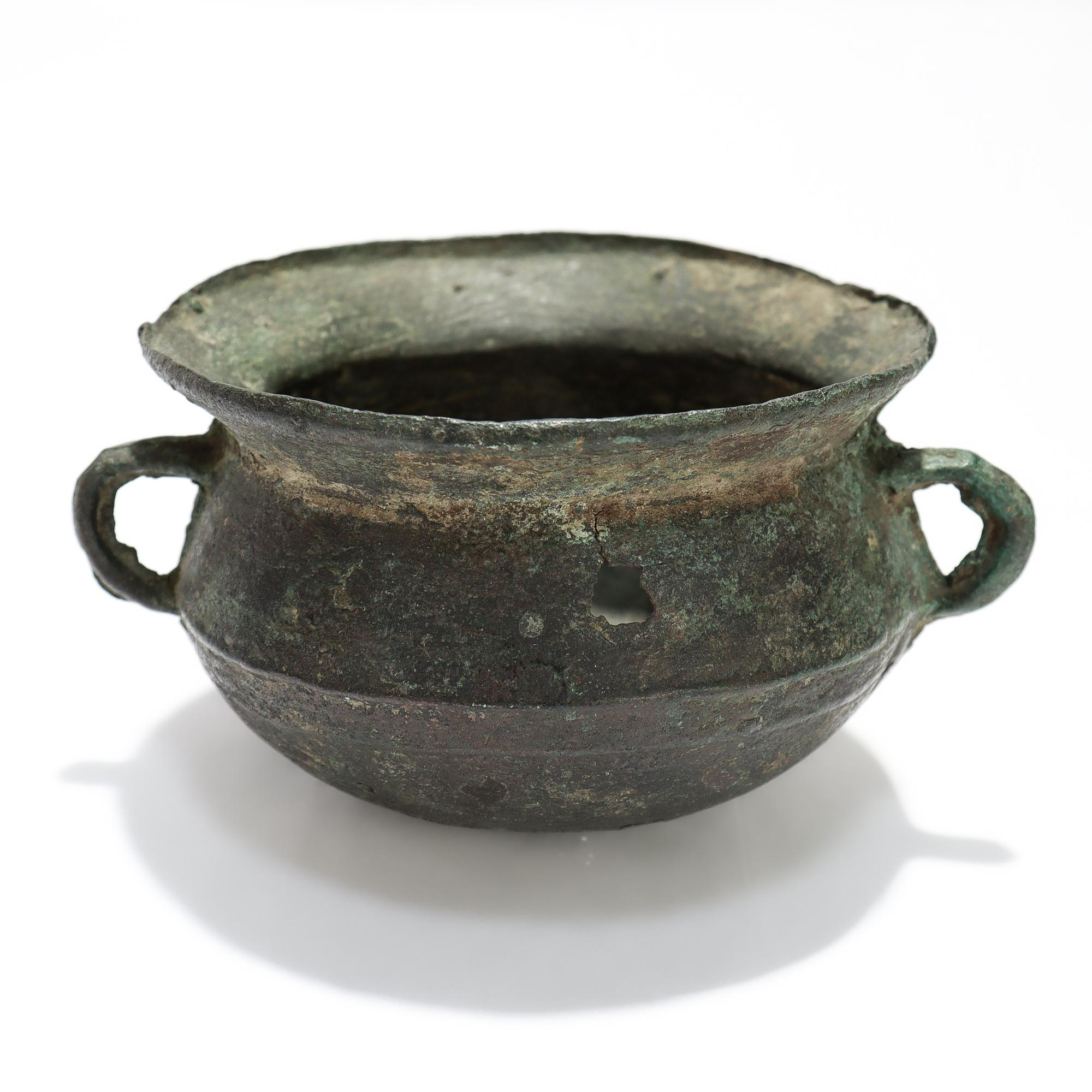 Ancien bol ou pot asiatique en bronze à deux anses en vente 2
