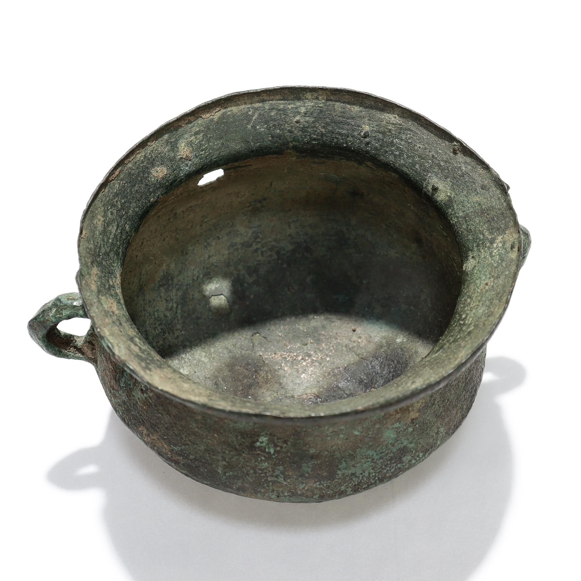 Ancien bol ou pot asiatique en bronze à deux anses en vente 3
