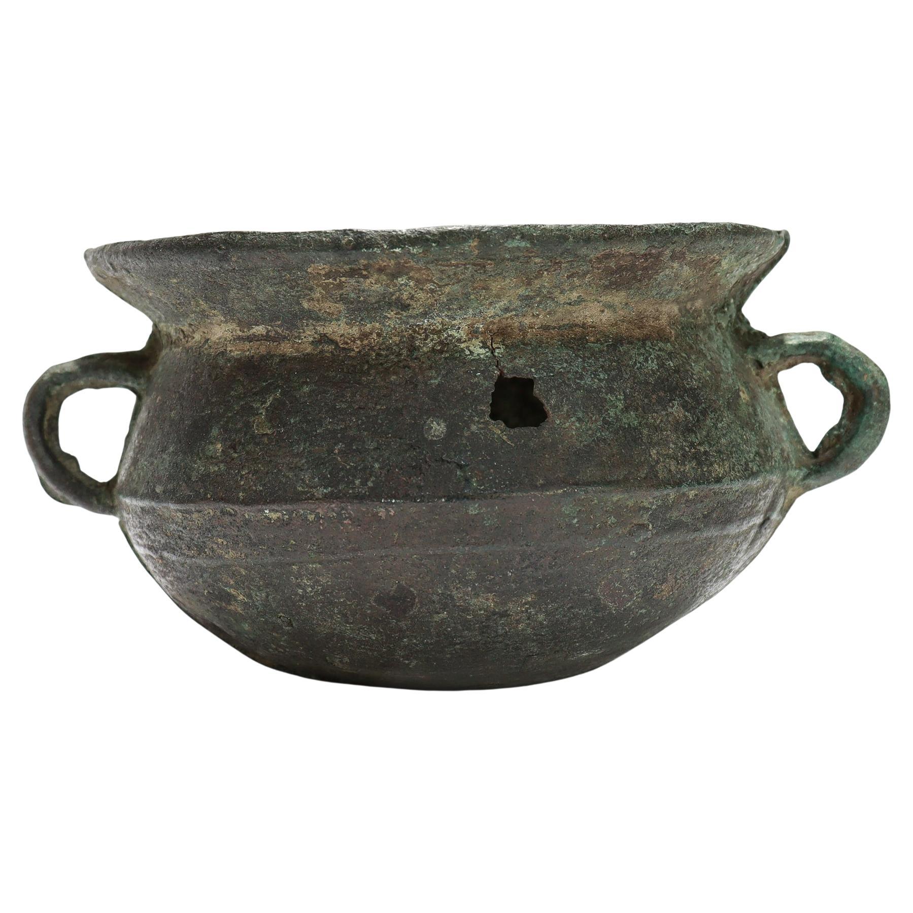 Ancien bol ou pot asiatique en bronze à deux anses en vente