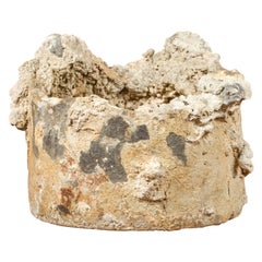 Ancien vase circulaire asiatique avec dépôts minéraux et patine d'altération