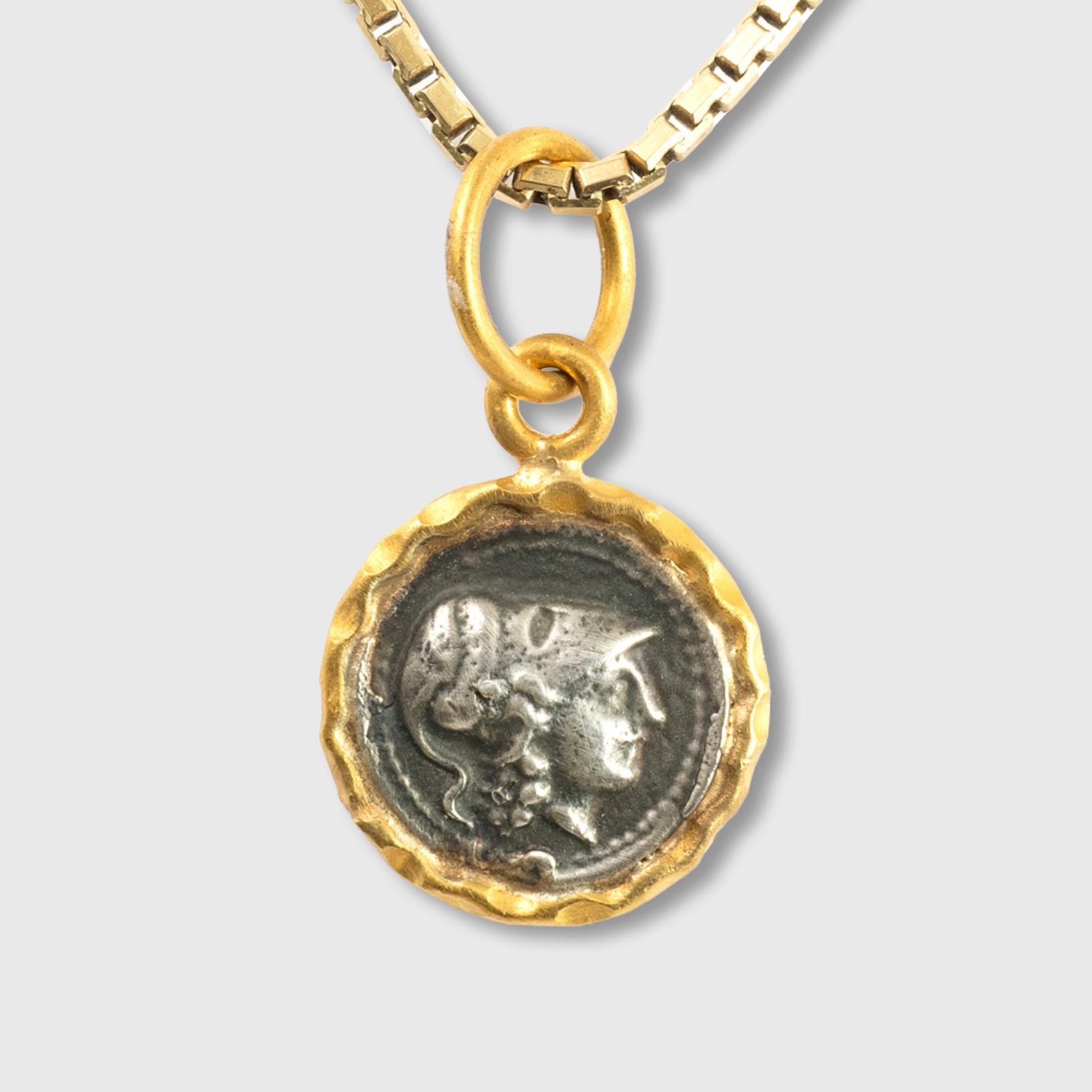 Grec classique Athéna antique, déesse de la sagesse, pendentif en forme de pièce de monnaie (Replica), or et argent 24kt en vente