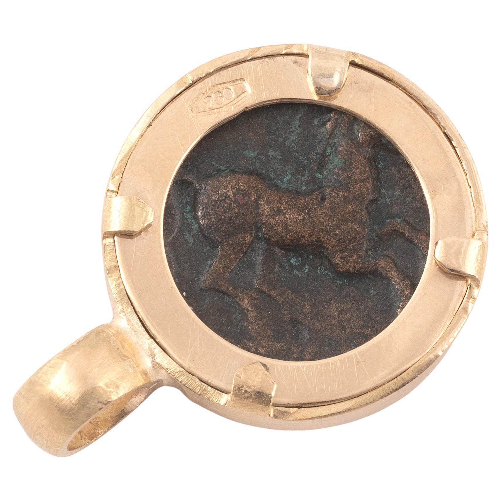 Handmade 18kt yellow gold pendant featuring an ancient, authentic Tanit coin, the chief goddess of Carthage. The coin is set in 18kt brushed gold.
Size 15mm
Weight: 5,44gr.
Follow on instagram @bernardoantichita

The Tanit pendant exudes elegance