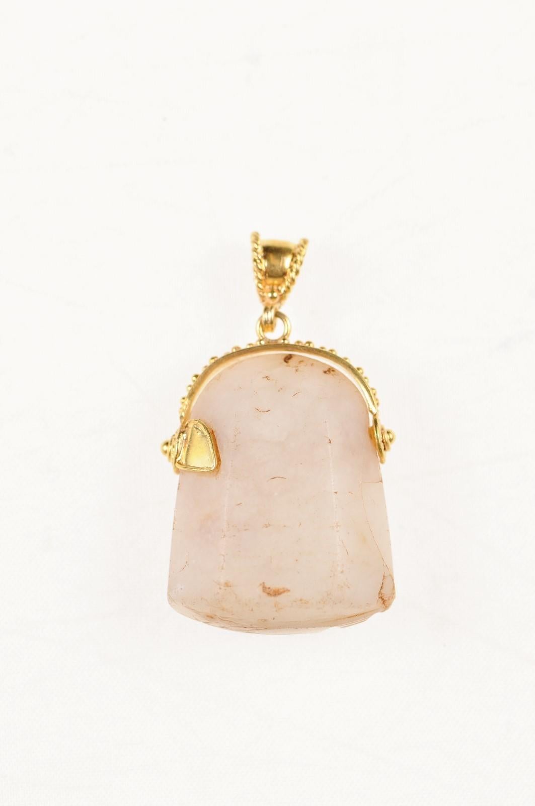 Un antico sigillo di cristallo babilonese (circa 1500 a.C.) come pendente per collana. Questo antico sigillo babilonese è stato incastonato in un ciondolo personalizzato in oro 21k con dettagli in perline d'oro e corda e una cauzione in oro 21k. Il