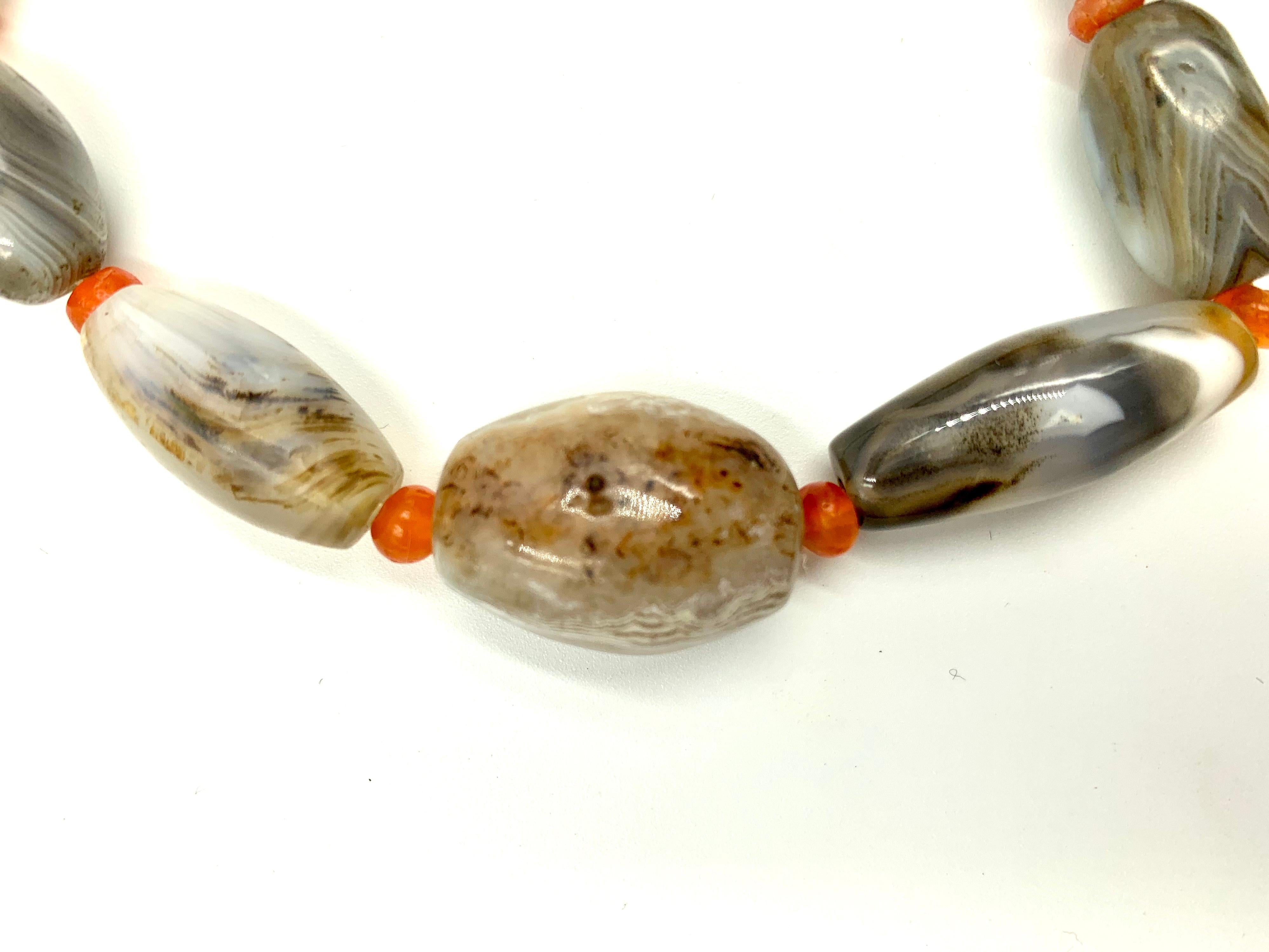 Collier ancien de perles d'agate et de cornaline de Bactrian, 3e - 2e millénaire avant J-C. Bon état - En vente à New York, NY