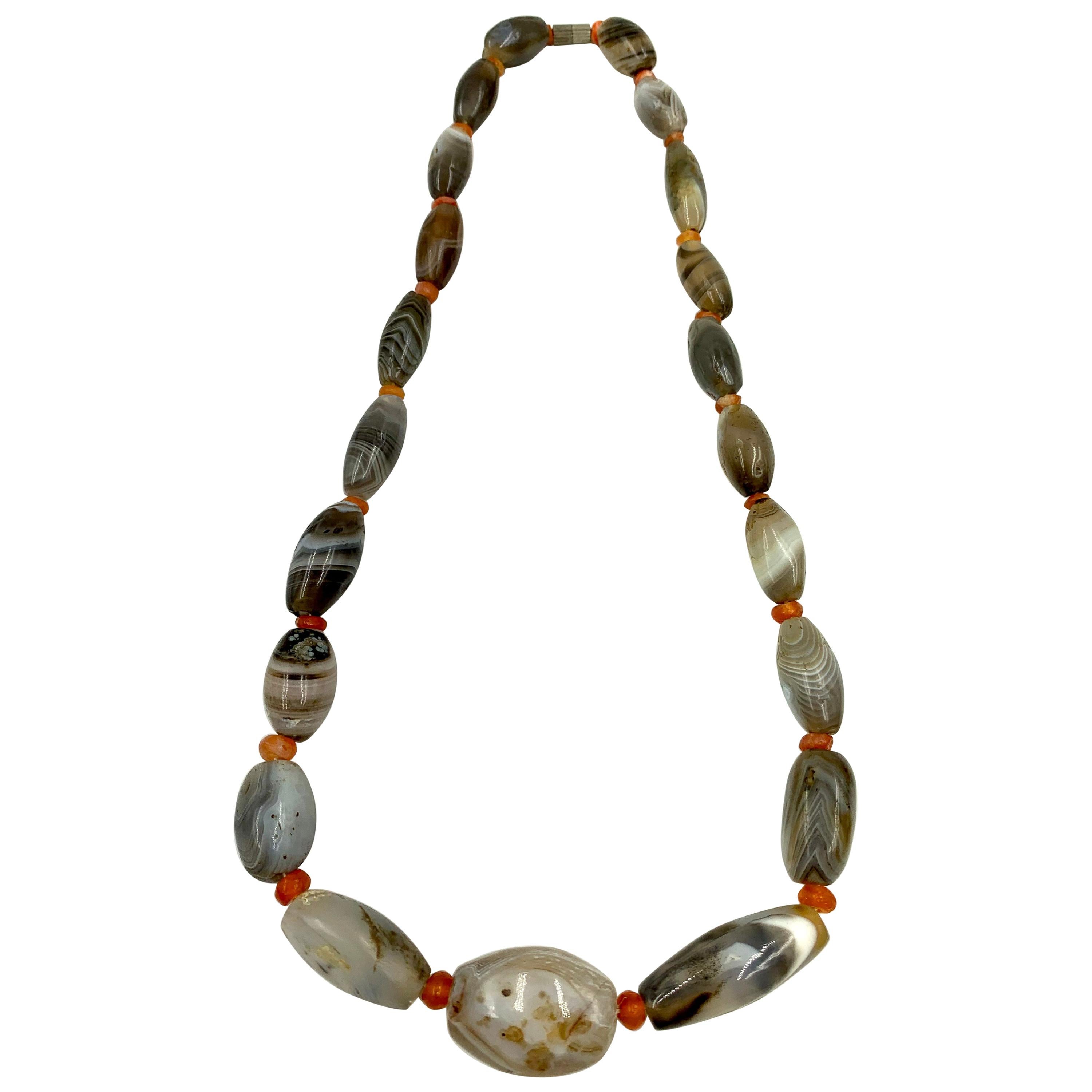 Antike Bactrian Achat und Karneol Perlenkette, 3.-2. Jahrtausend v. Chr. im Zustand „Gut“ im Angebot in New York, NY