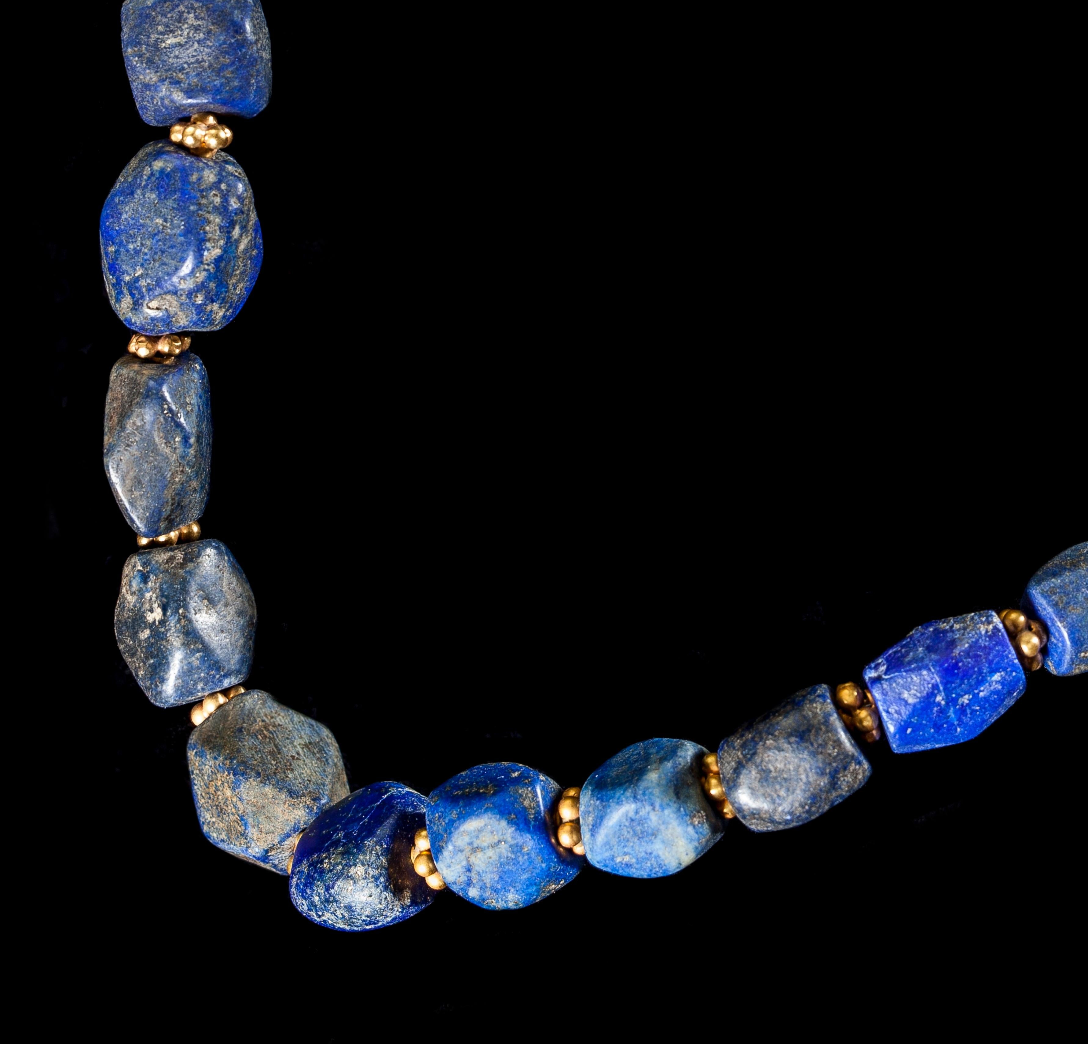 Ancient Bactrian Lapis Lazuli Necklace with 18 Carat Clasp In Excellent Condition In London, GB