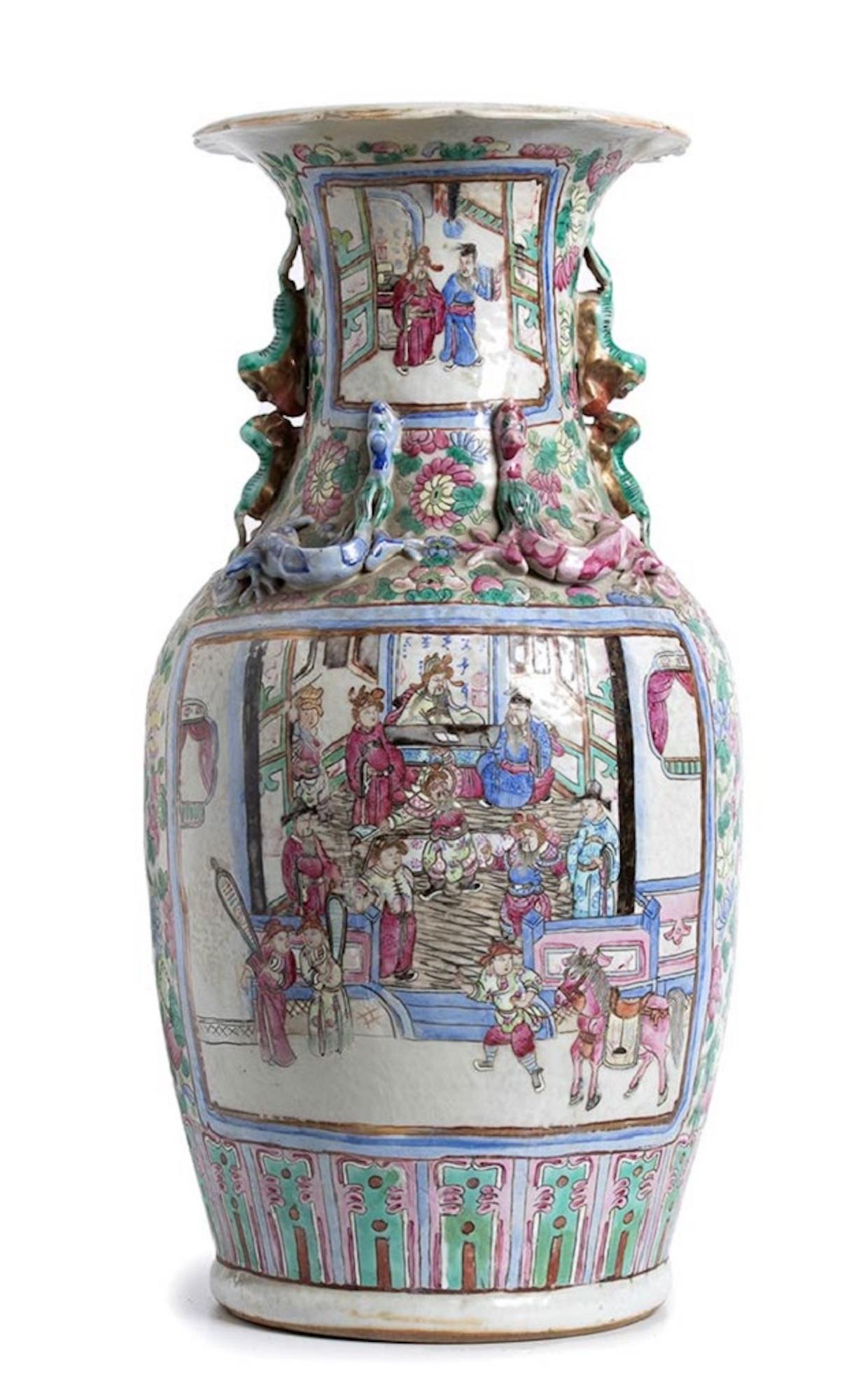 Le vase en porcelaine à balustrade - dynastie Qing Chine est une fabrication originale réalisée dans la seconde moitié du 19ème siècle.

Porcelaine de la famille rose.

Provenance : Collection privée de la famille italienne.

Bonnes