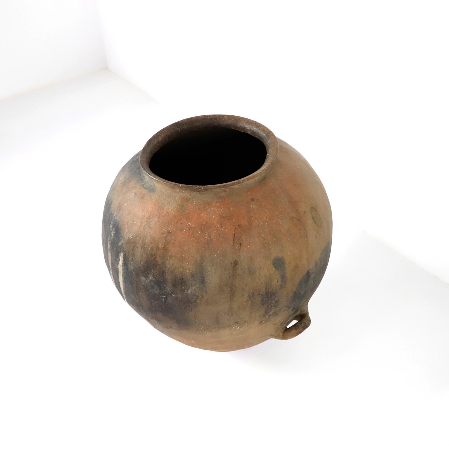 Circa 1940, We offer this fantastic ancient barro pot from Mexico, made in Puebla México hand crafted. This style of pottery is very rare, originally used for storing water from nearby rivers.