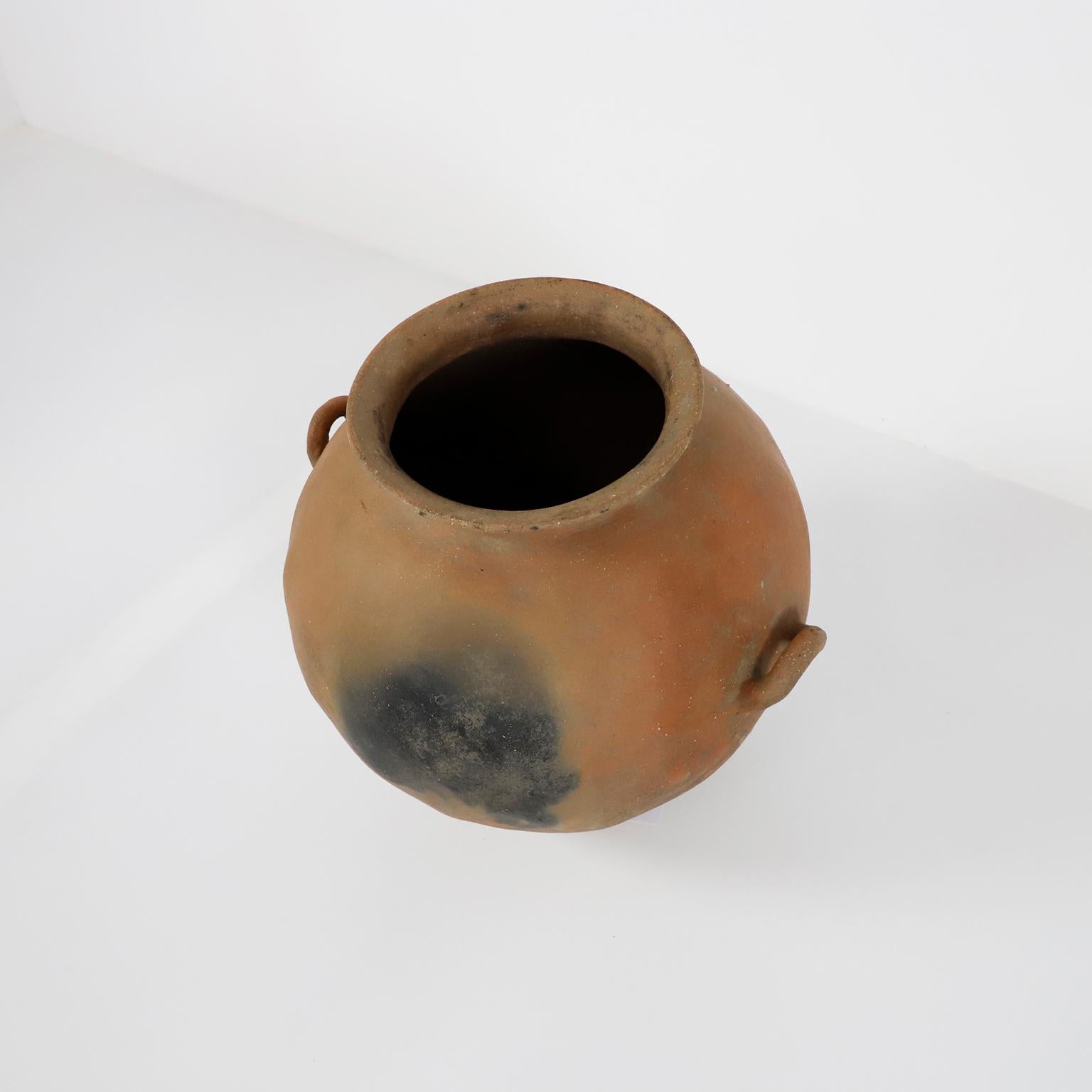 Circa 1940, we offer this fantastic ancient barro pot from Mexico, made in Puebla México hand crafted . This style of pottery is very rare, originally used for storing water from nearby rivers, the pot present some vintage details.