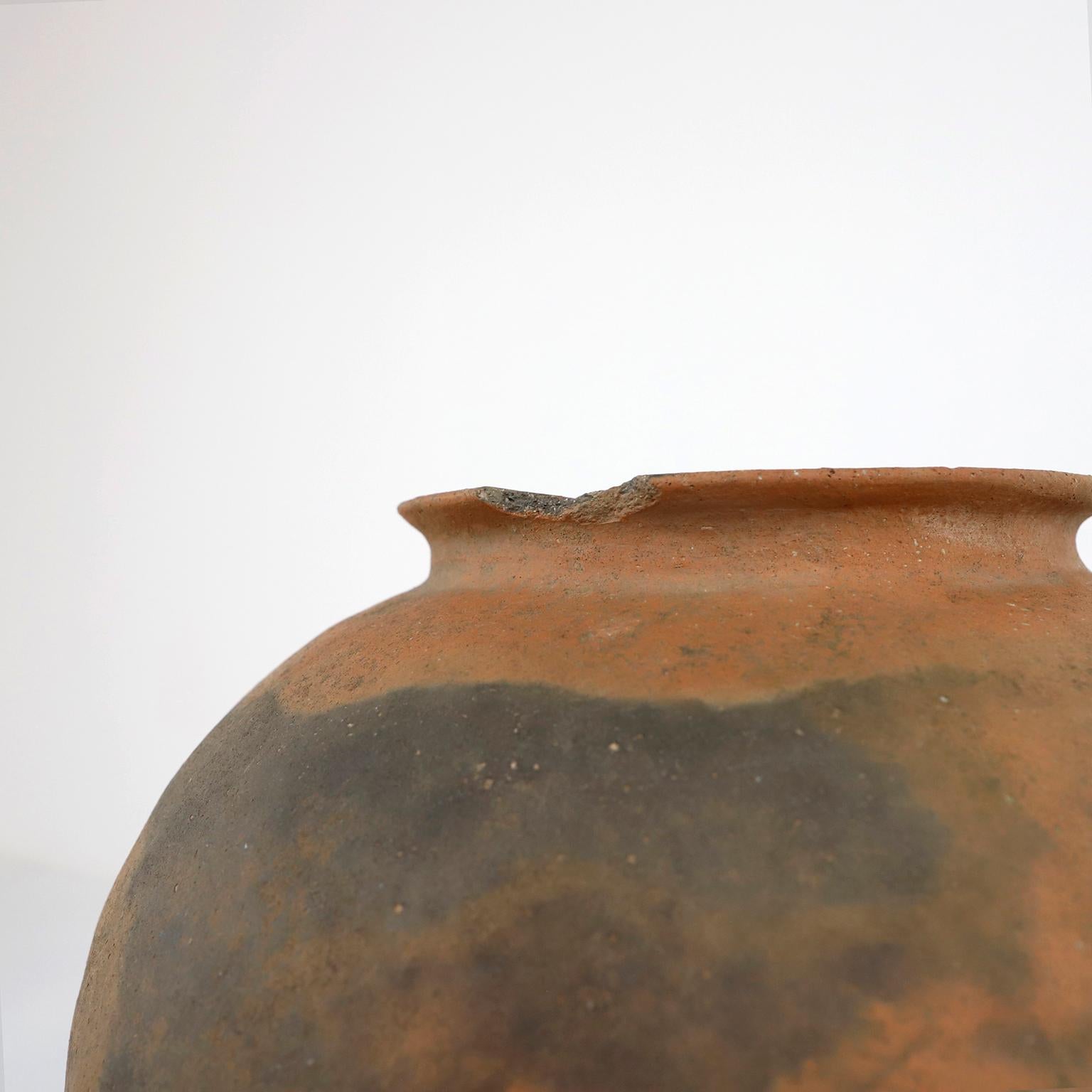Circa 1940, we offer this fantastic ancient barro pot from Mexico, made in Puebla México hand crafted . This style of pottery is very rare, originally used for storing water from nearby rivers. Present some details over the top.