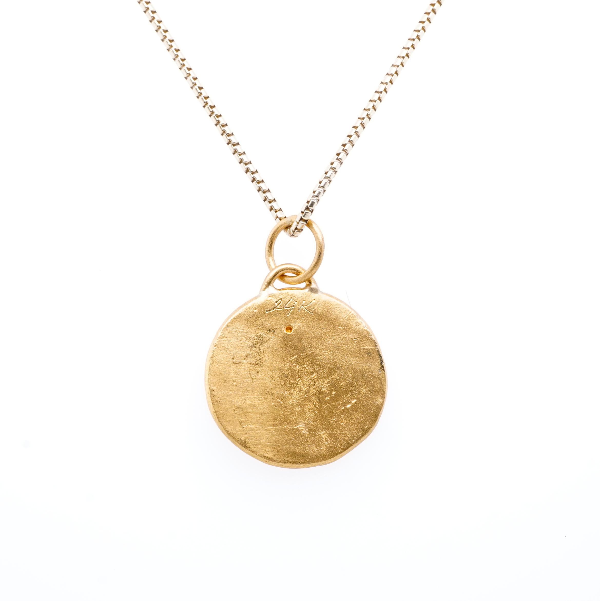 Contemporain Collier à breloques en or massif 24Kt avec pendentif en forme d'abeille ancienne et diamant en vente