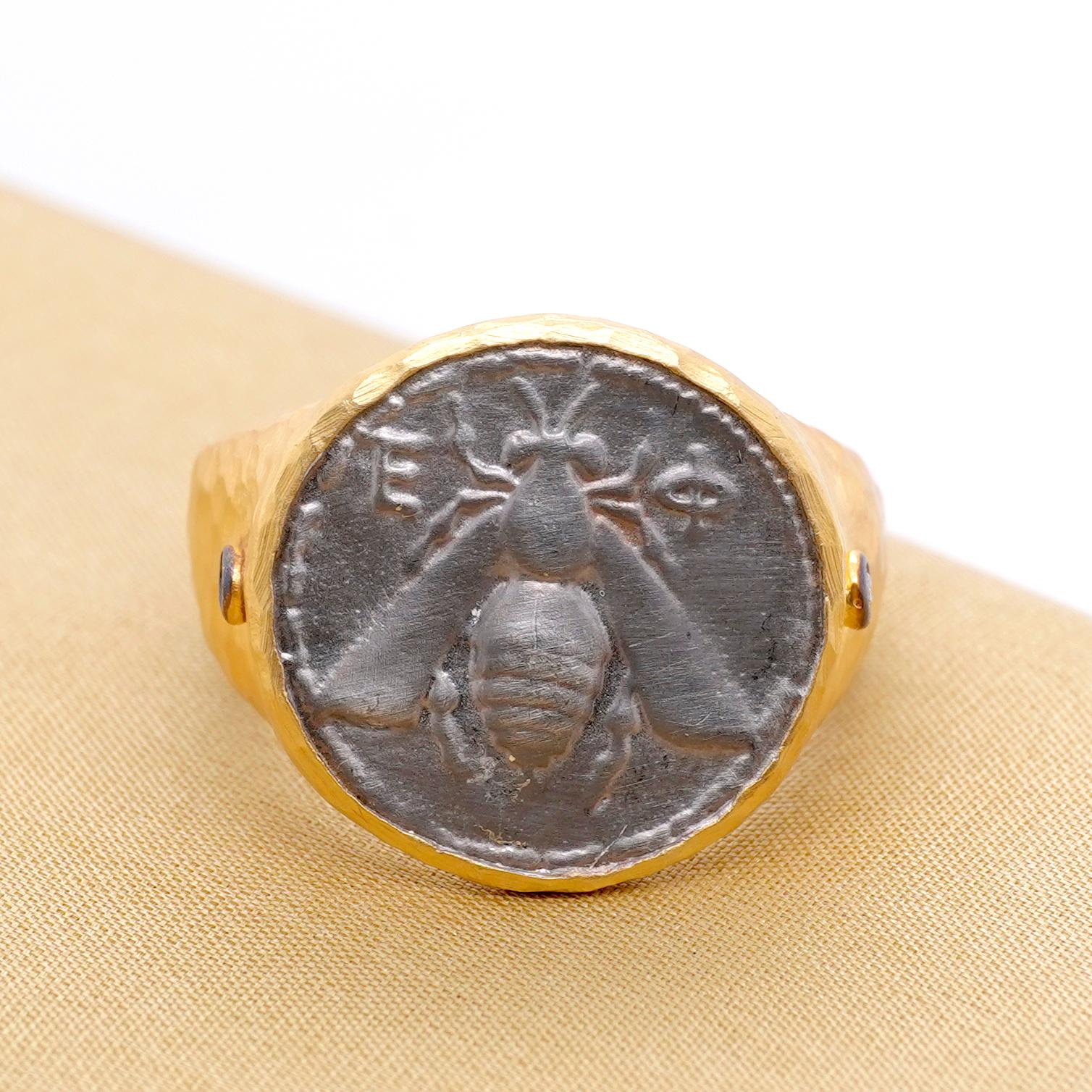 Kurtulan Bague ancienne pièce de monnaie en forme d'abeille avec diamants, or martelé, or 24kt et argent en vente 2